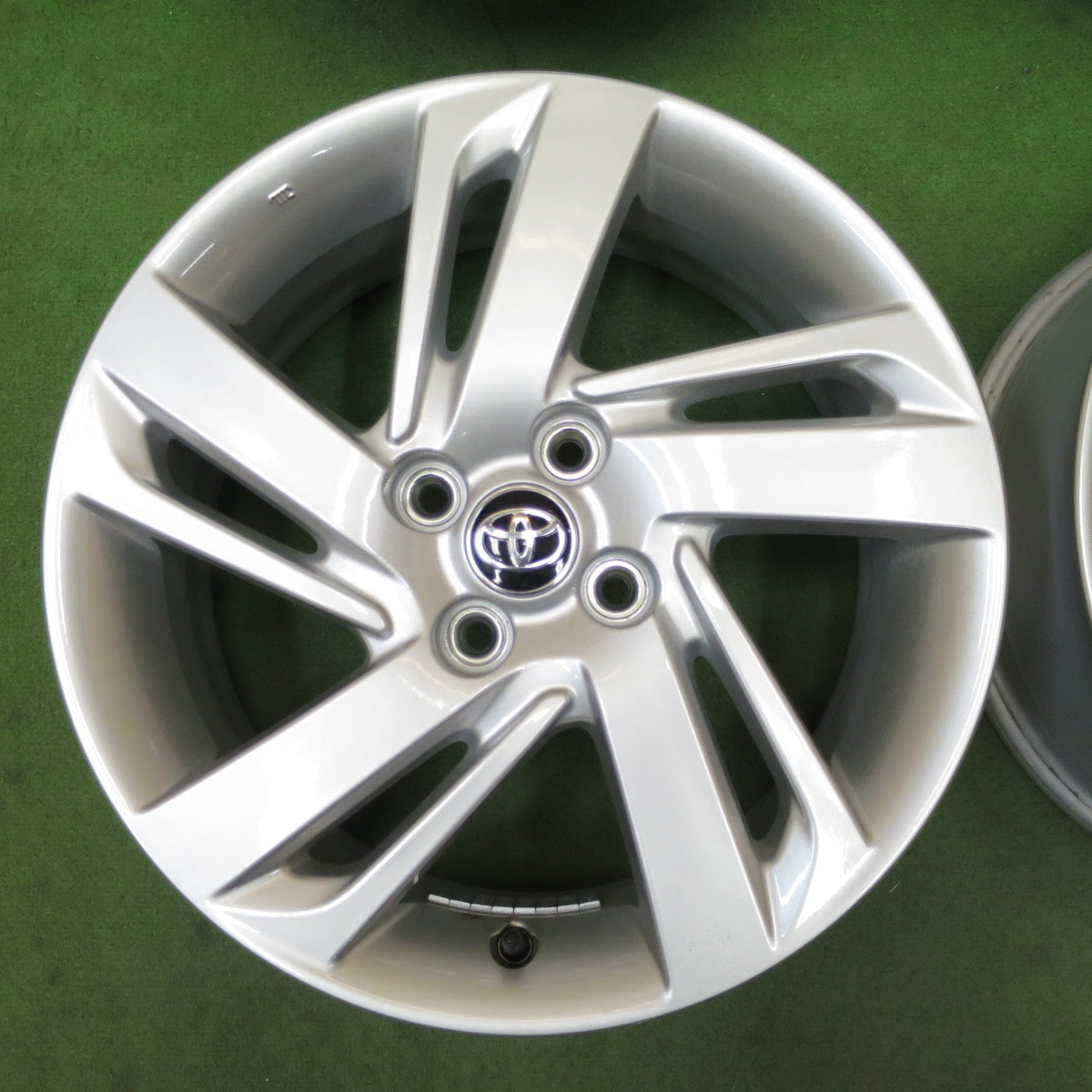新車外し！付属品付き★トヨタ ライズ ダイハツ ロッキー 純正 ホイール 16インチ 16×6J PCD100/4H★6061204NGホ