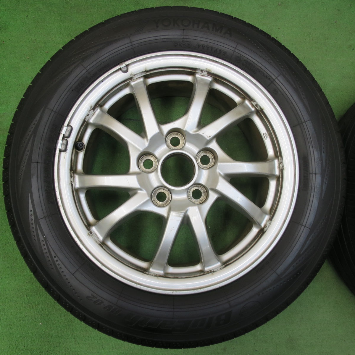 [送料無料] バリ溝！22年！9.5分★トヨタ プリウスα 純正 205/60R16 ヨコハマ ブルーアース RV-02 16インチ PCD114.3/5H★5022403イノ