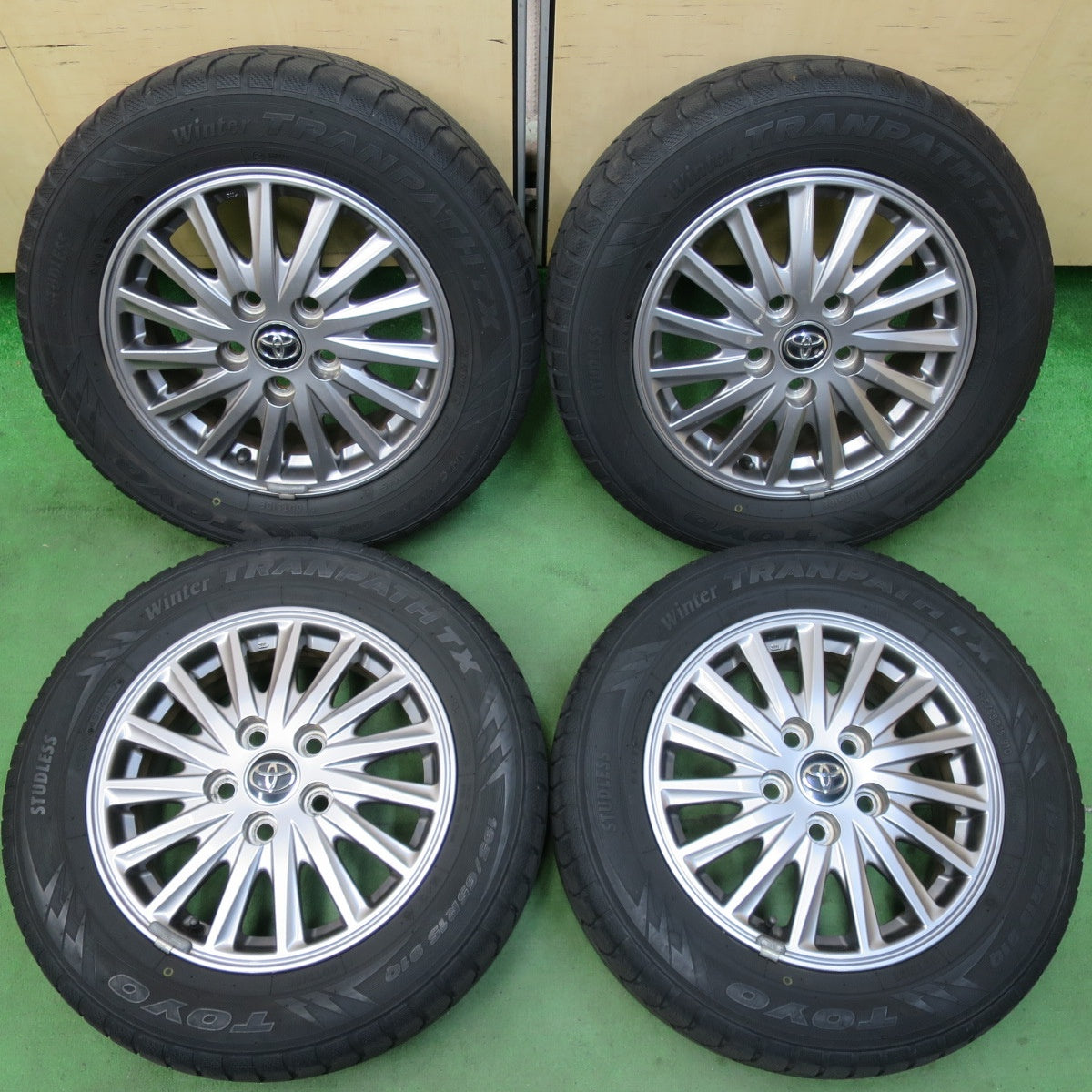 [送料無料] キレイ★トヨタ 80系 ノア ヴォクシー 純正 195/65R15 スタッドレス トーヨー ウインター トランパス TX 15インチ PCD114.3/5H★5031706イス