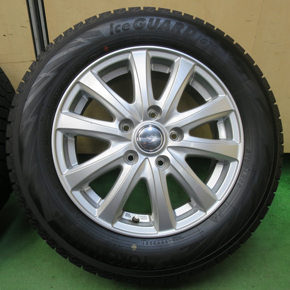 バリ溝！21年！キレイ！9.5分以上★スタッドレス 185/65R15 ヨコハマ アイスガード iG70 ENERGY LINE エナジー ライン 15インチ PCD114.3/5H★5103107イス