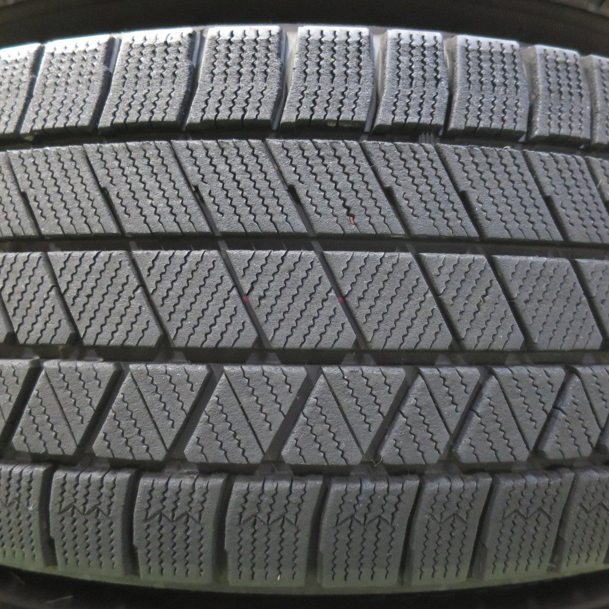 バリ溝！22年！キレイ！9.5分★スタッドレス 235/60R18 ブリヂストン ブリザック VRX3 ECO FORME エコフォルム 18インチ PCD114.3/5H★5063011イス