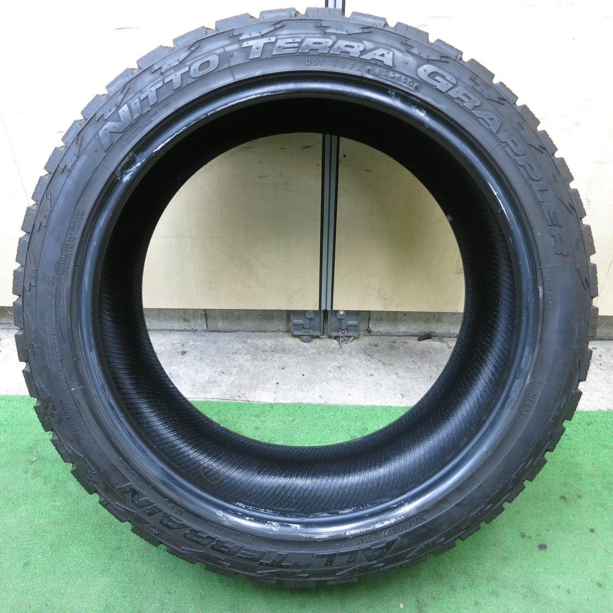 バリ溝！9分！1本★305/40R22 ニットー TERRA GRAPPLER ALL TERRAIN テラ グラップラー オールテレーン 22インチ ランクル 等★5110501ナノタ