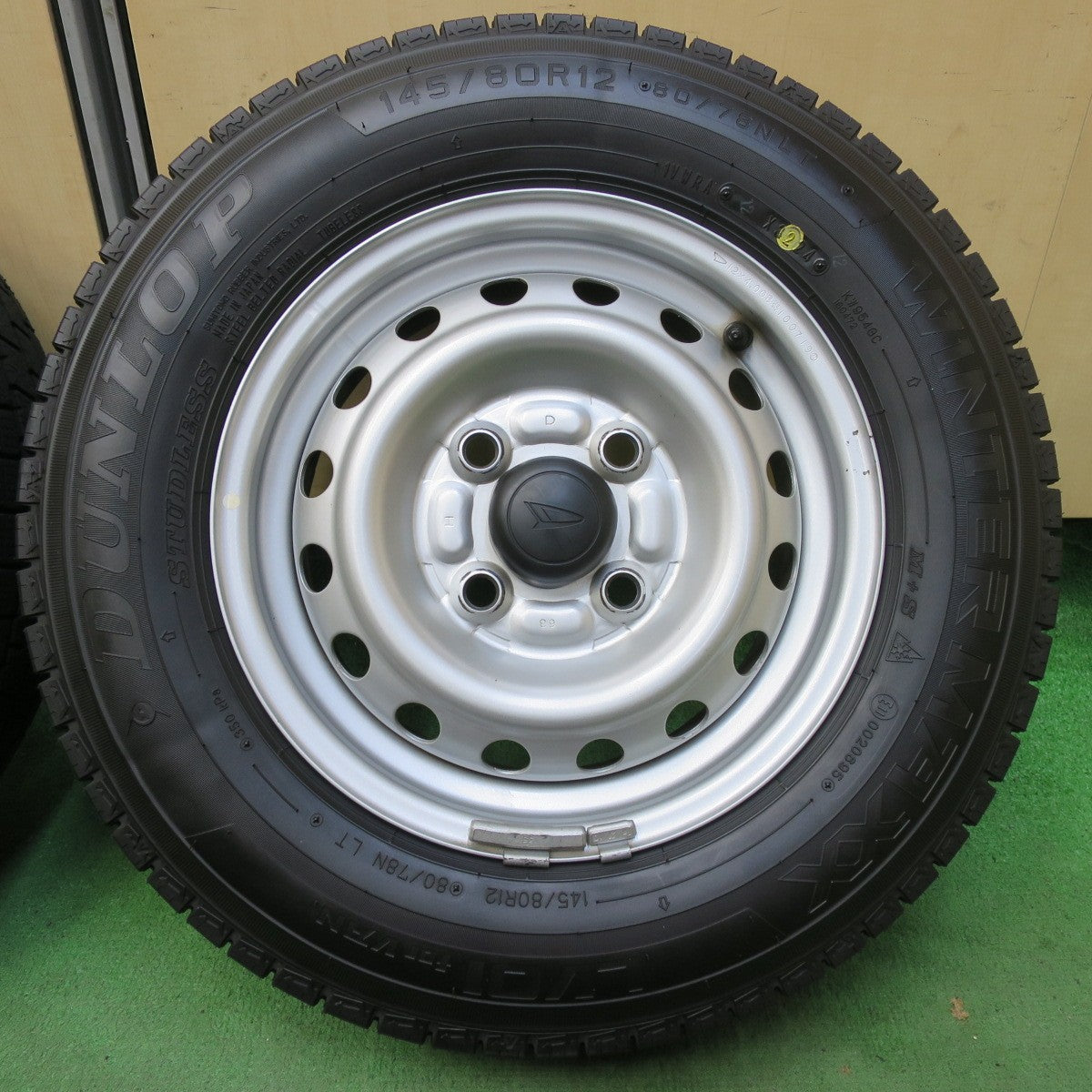 バリ溝！24年！キレイ！ほぼ10分★ダイハツ ハイゼット 純正 スチール 145/80R12 80/78N スタッドレス ダンロップ ウインターマックス LV01 12インチ PCD100/4H★5092909イス