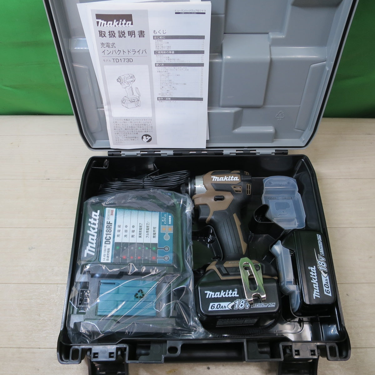 ●複数在庫有●[送料無料] 未使用！バッテリー2個☆マキタ 充電式 インパクトドライバ TD173DGXAB ブラウン 限定色 電動 工具 makita 18V 6.0Ah コードレス☆