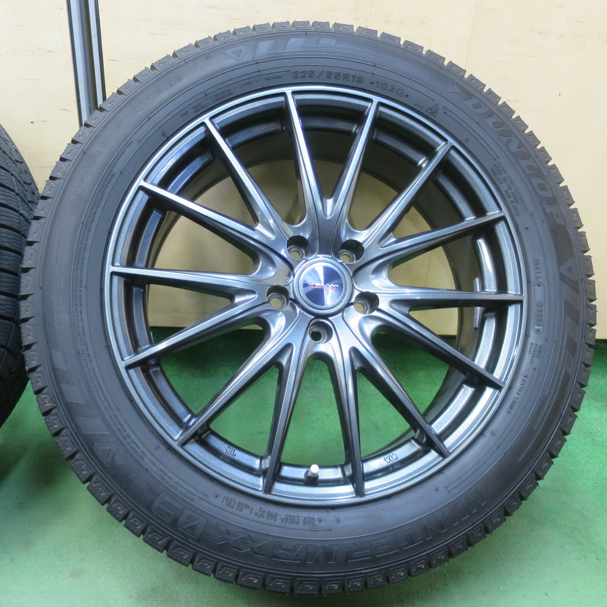 バリ溝！23年！キレイ！9.5分★スタッドレス 225/55R19 ダンロップ ウインターマックス 03 VELVA SPORTZ ヴェルヴァ 19インチ PCD114.3/5H★6040607イス