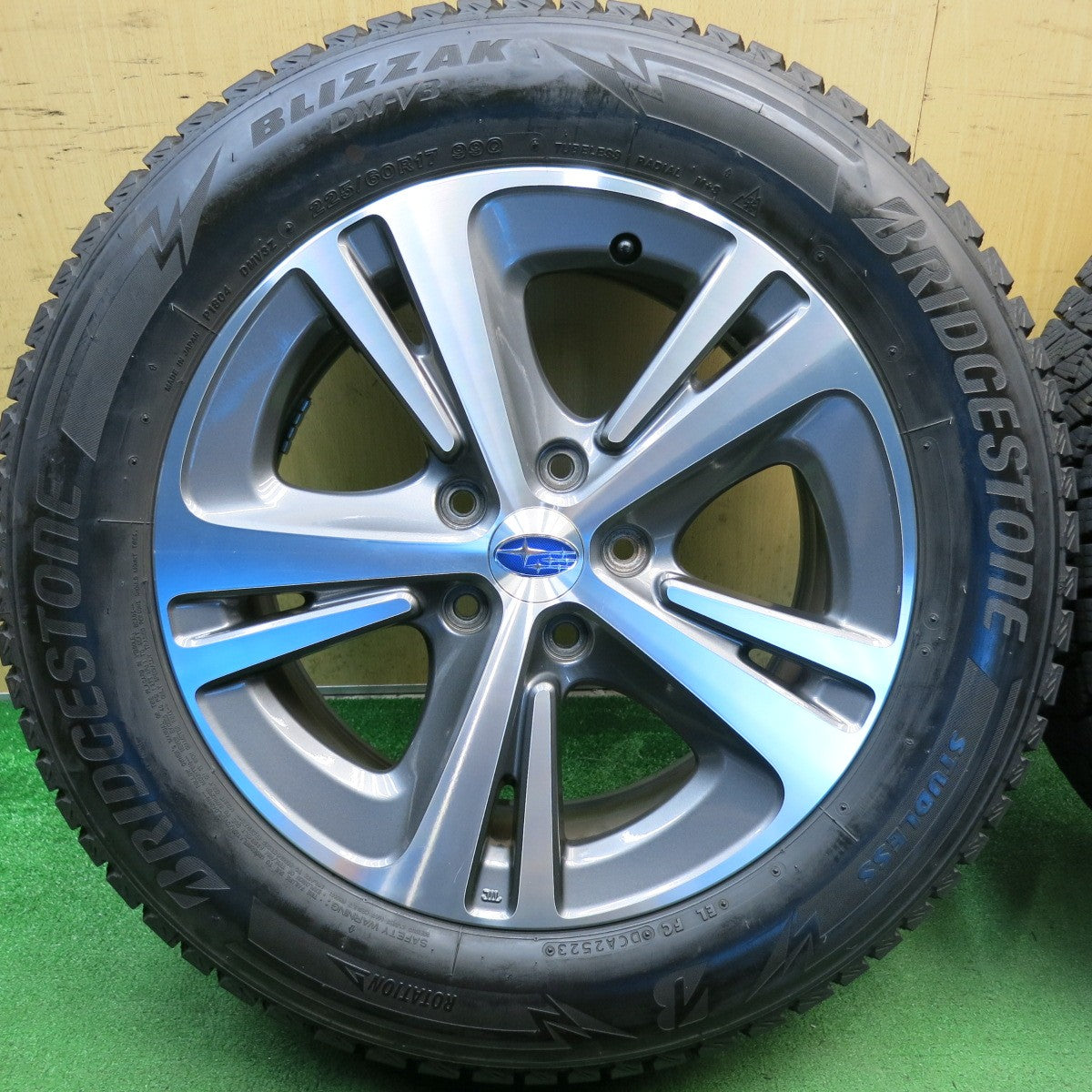 バリ溝！23年！9.5分◎スバル レヴォーグ 純正 225/60R17 スタッドレス ブリヂストン ブリザック DM-V3 17インチ PCD114.3/5H◎6091201HAス