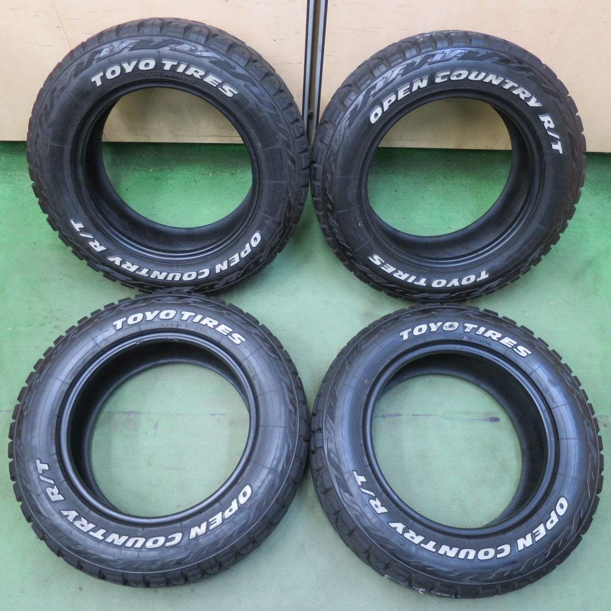 バリ溝！23年！9分★215/65R16 109/107Q 8PR トーヨー オープンカントリー R/T ホワイトレター 16インチ タイヤ ハイエース レジアスエース キャラバン ヤリスクロス 等★6042305イノタ