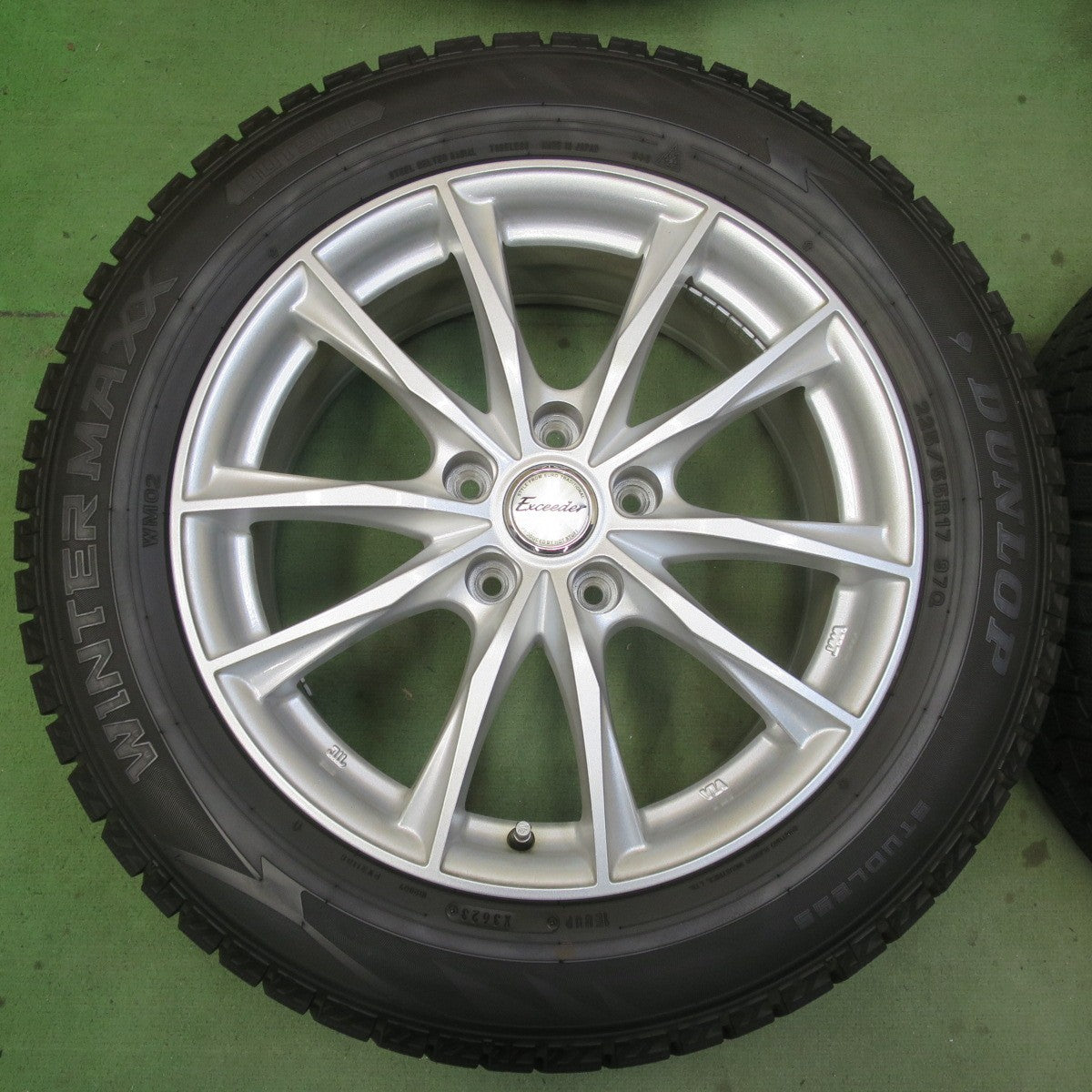 バリ溝！23年！キレイ！ほぼ10分◎スタッドレス 225/55R17 ダンロップ ウインターマックス WM02 Exceeder エクシーダー 17インチ PCD114.3/5H◎6091901イス