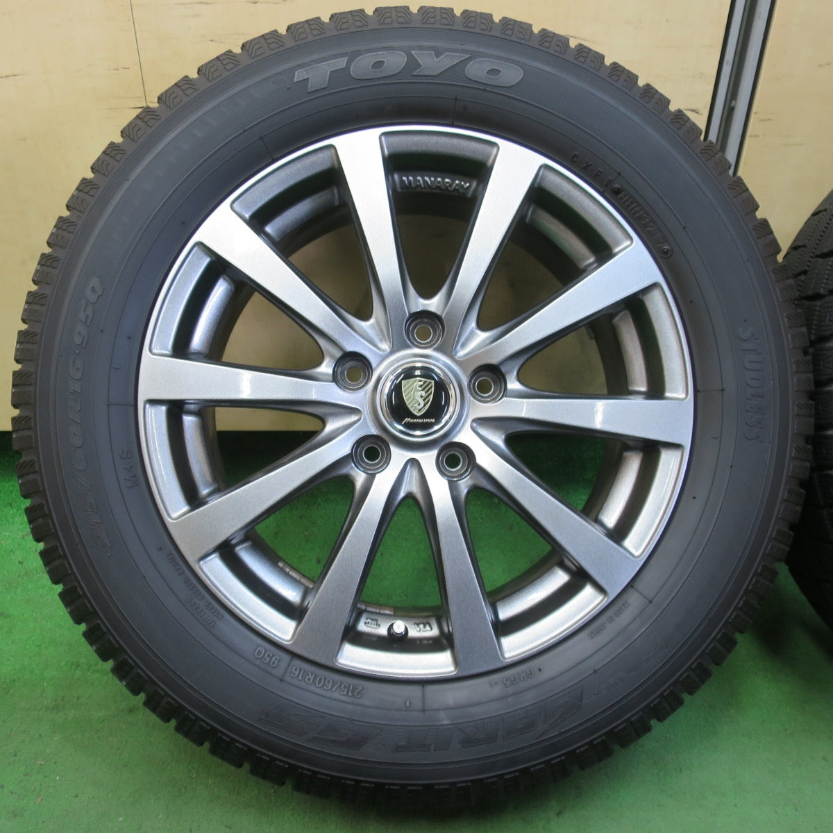バリ溝！キレイ！9.5分以上★スタッドレス 215/60R16 トーヨー ガリット G5 MANARAY SPORT マナレイ スポーツ 16インチ PCD114.3/5H★5042303イス
