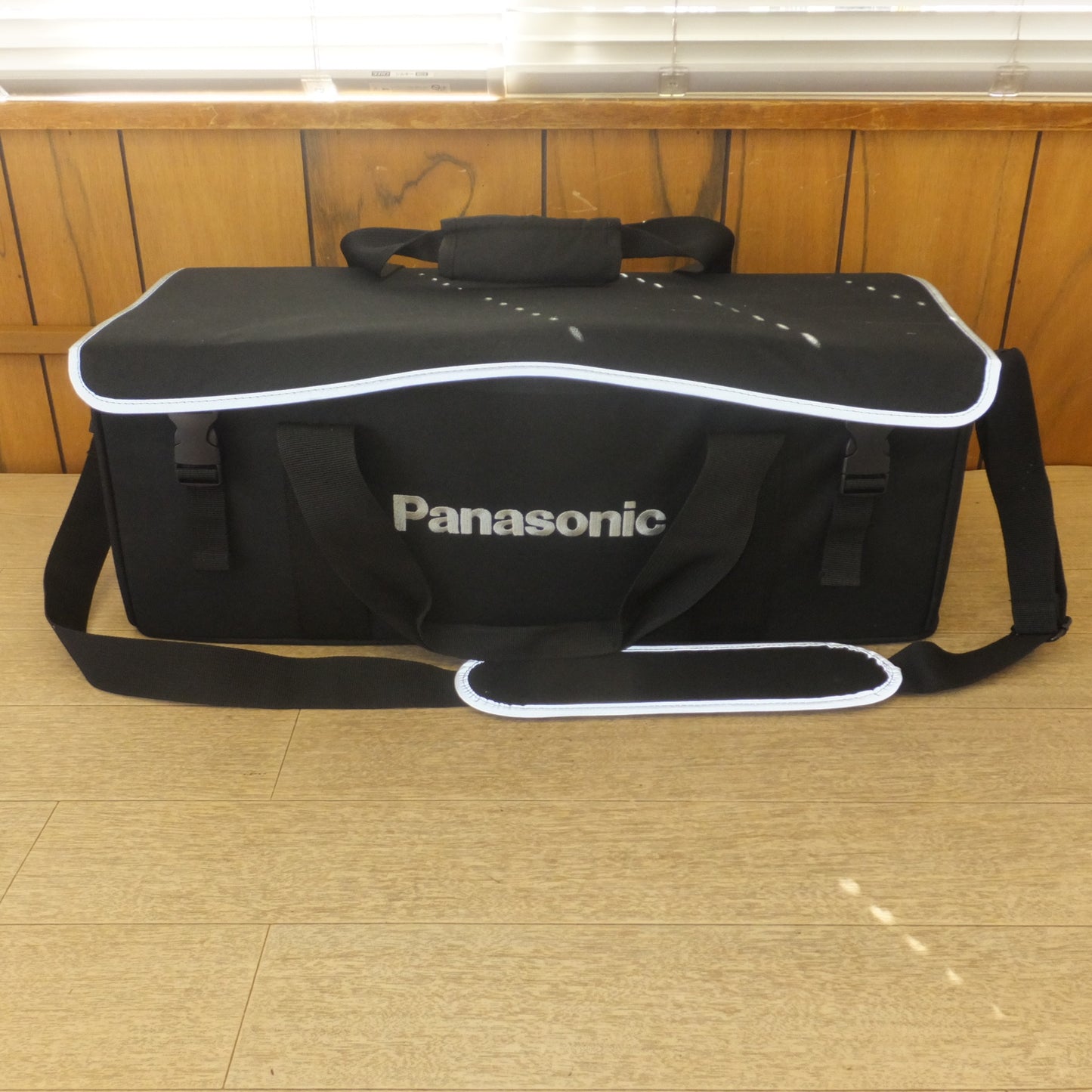[送料無料] 未使用★パナソニック Panasonic 工事用充電クリーナー EZ37A3　リチウムイオン電池パック EZ9L54 2個　充電器 EZ0L81 2個　セット★