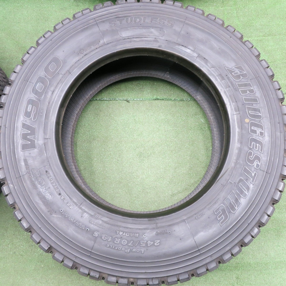 *送料無料* バリ溝！22年！8.5分★トラック タイヤ 245/70R19.5 136/134J スタッドレス ブリヂストン W900 19.5インチ★4071015HAスタ