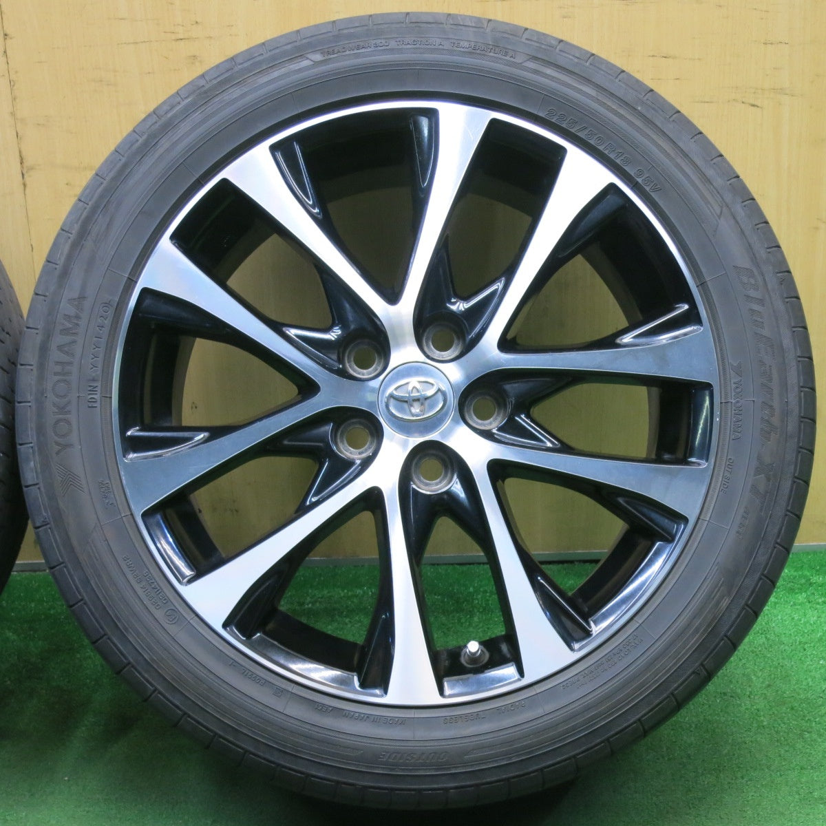 バリ溝！24年！9.5分★トヨタ 50系 エスティマ 純正 225/50R18 ヨコハマ BluEarth-RV RV03 BluEarth-XT AE61 18インチ PCD114.3/5H★5050407NJノ