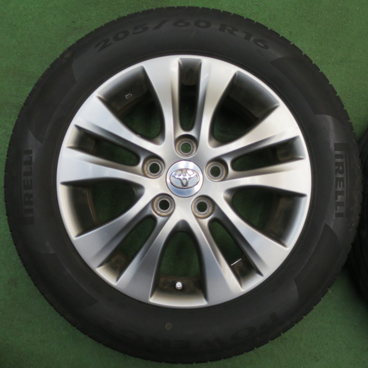 バリ溝！23年！8.5分★トヨタ 70系 後期 ヴォクシー ノア 純正 205/60R16 ピレリ パワジー POWERGY 16インチ PCD114.3/5H★6021105NJノ