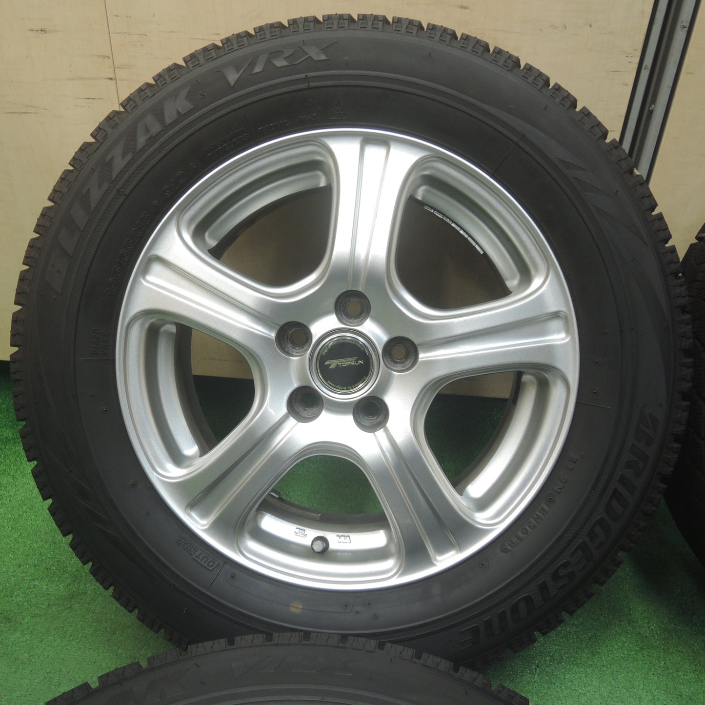*送料無料* バリ溝！キレイ！9.5分以上★プリウス等 195/65R15 スタッドレス ブリヂストン ブリザック VRX TOPRUN トップラン 15インチ PCD100/5H★4032005SYス