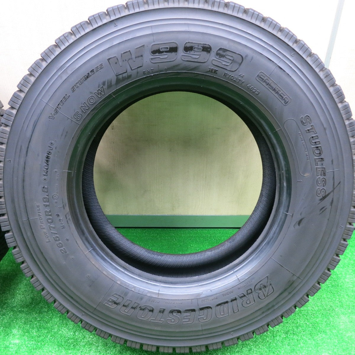 *送料無料* バリ溝！23年！9.5分★トラック タイヤ 265/70R19.5 140/138J スタッドレス ブリヂストン W999 19.5インチ★4072307HAスタ