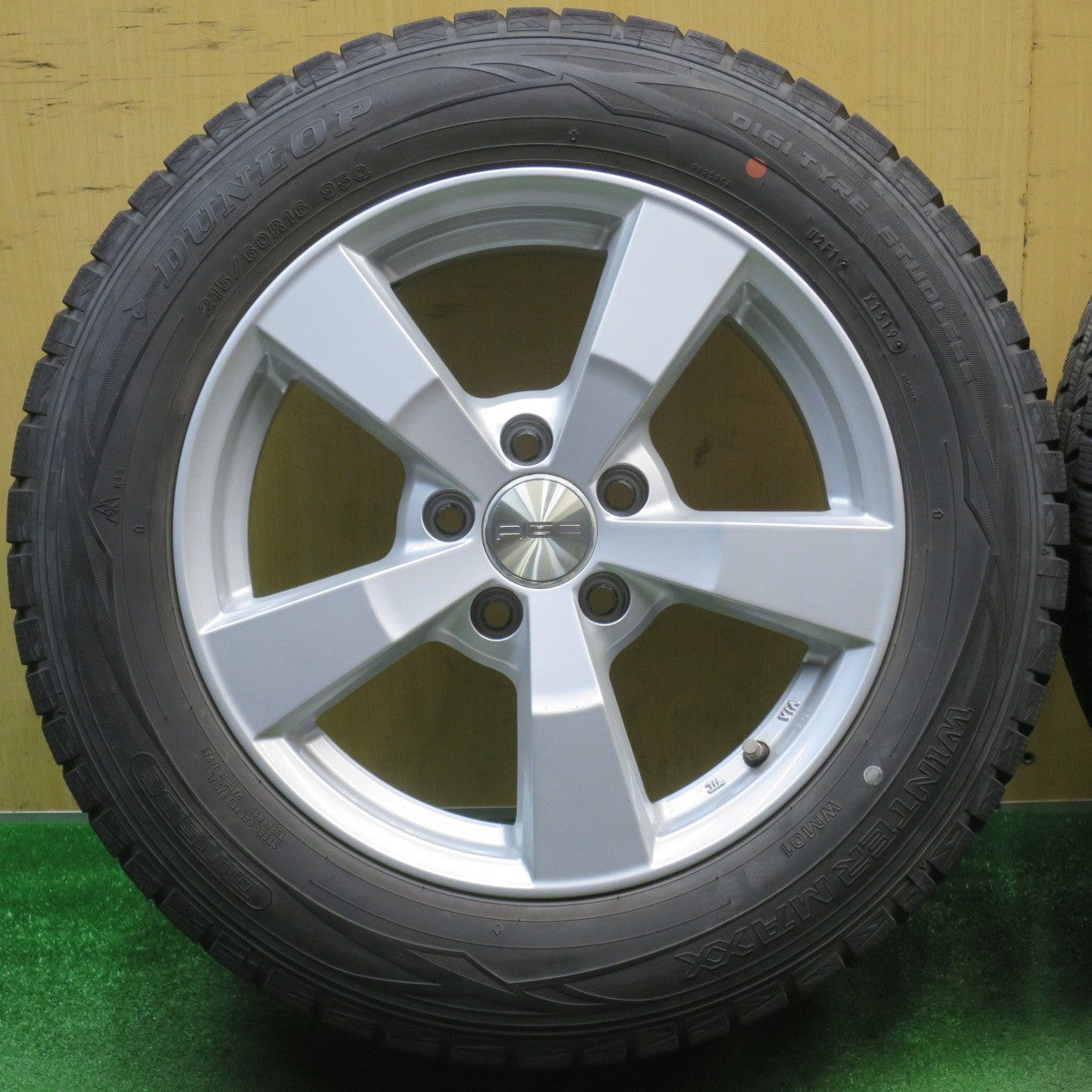 バリ溝！キレイ！9.5分★アウディ 等 AGA Nexta 215/60R16 スタッドレス ダンロップ ウインターマックス WM01 16インチ PCD112/5H★6021804NJス
