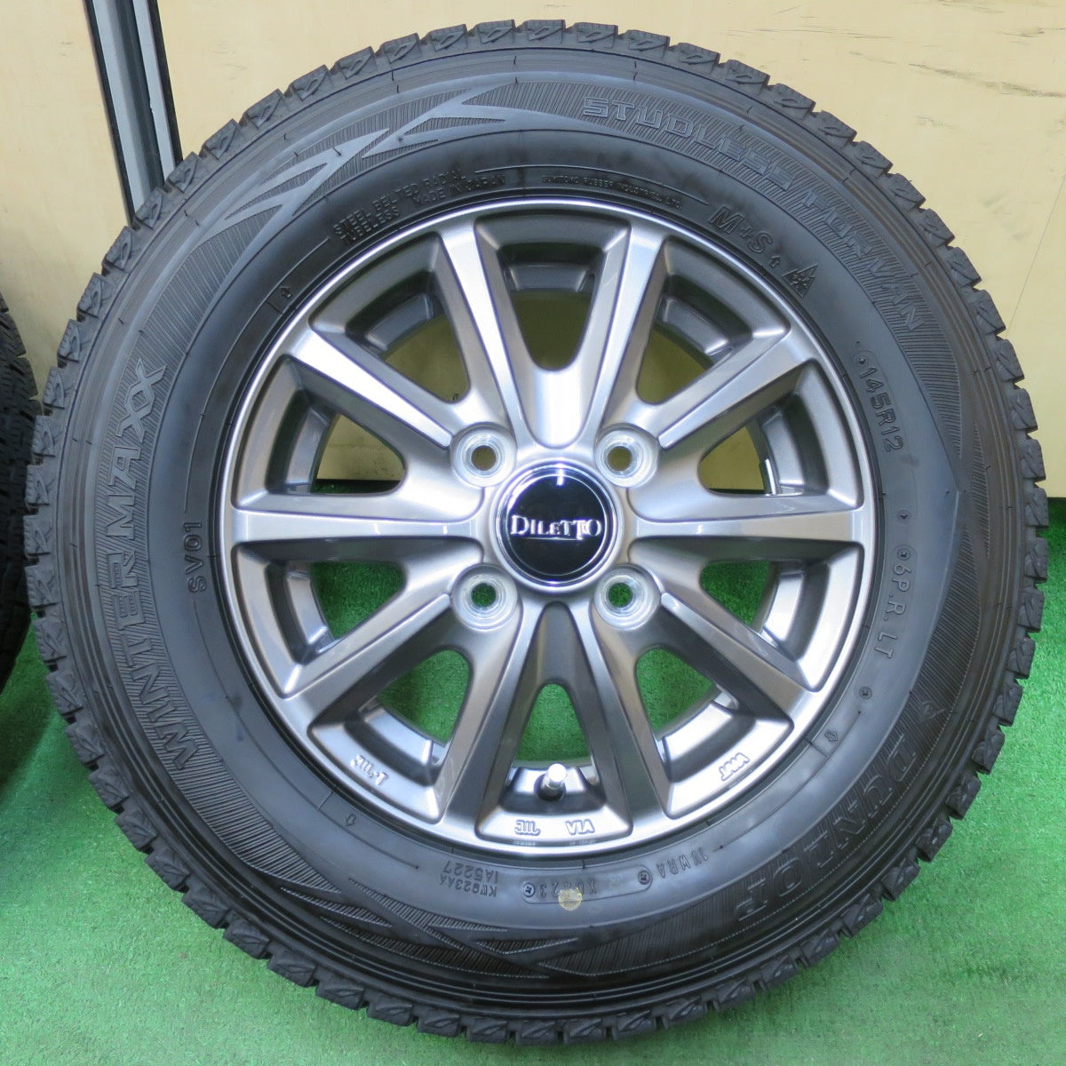 [送料無料] バリ溝！23年！キレイ！9.5分★スタッドレス 145R12 6PR ダンロップ ウインターマックス SV01 DILETTO ディレット 12インチ PCD100/4H★4110905イス
