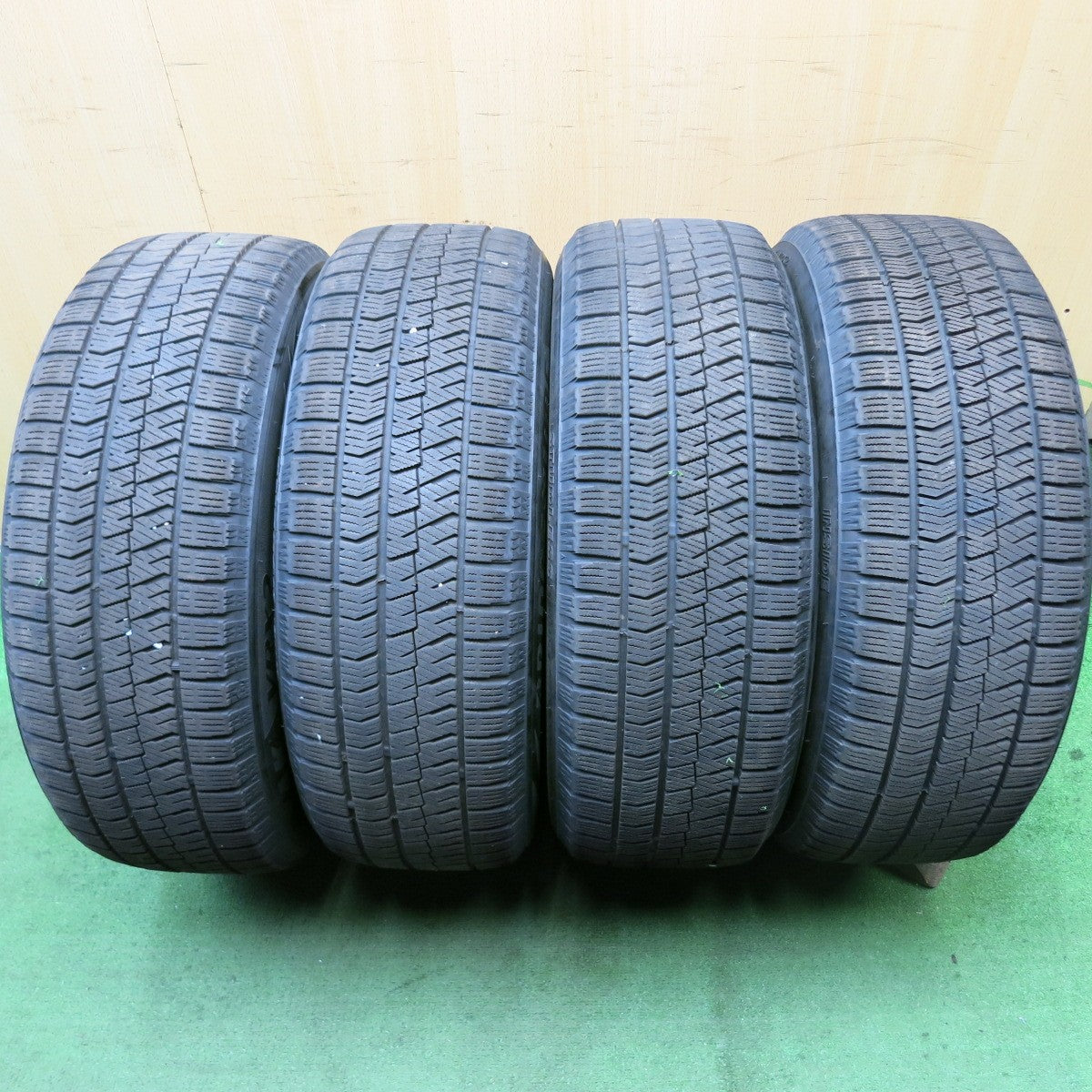 バリ溝！22年！8.5分★スタッドレス 215/60R17 ブリヂストン ブリザック VRX2 SCHNEIDER シュナイダー 17インチ PCD114.3/5H★5081411HAス