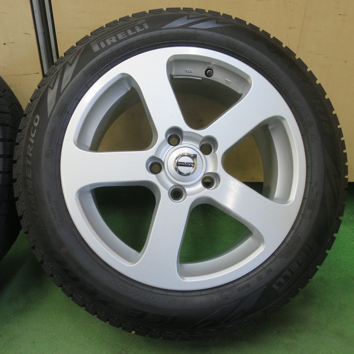 バリ溝！24年！キレイ！8.5分★ボルボ 等 VST タイプRS 205/55R16 スタッドレス ピレリ アイスゼロ アシンメトリコ 16インチ PCD108/5H★6042507イス