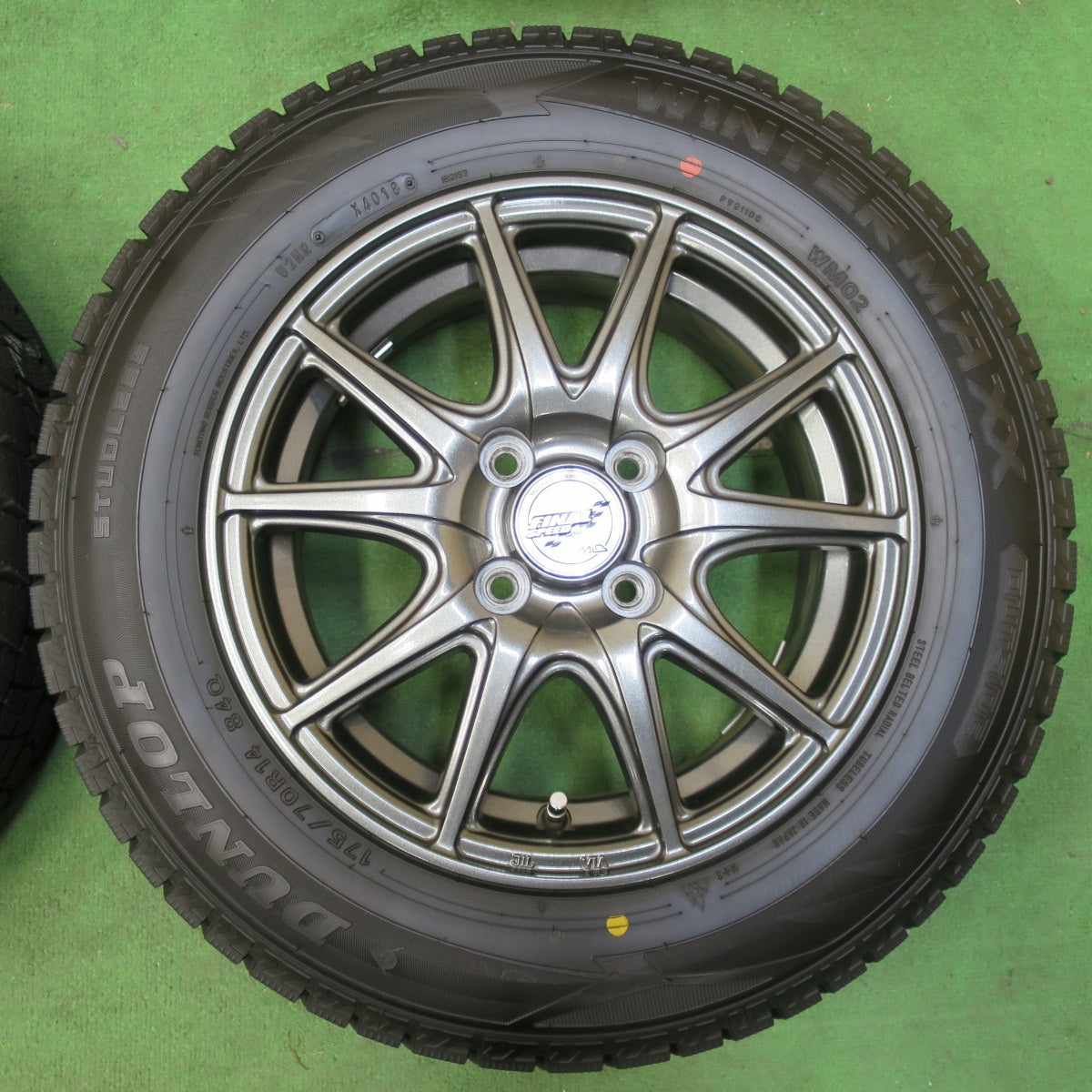 [送料無料] バリ溝！キレイ！9.5分以上★スタッドレス 175/70R14 ダンロップ ウインターマックス WM02 FINAL SPEED MiD ファイナルスピード PCD100/4H★4112004イス