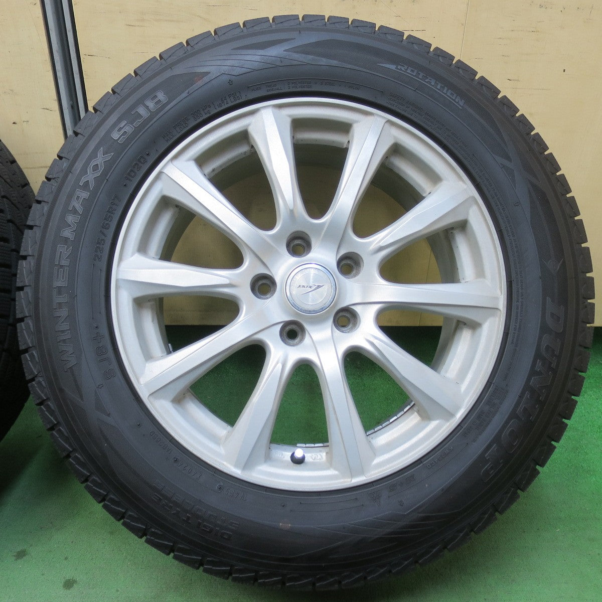 バリ溝！24年！ほぼ10分★スタッドレス 225/65R17 ダンロップ ウインターマックス SJ8 SJ8+ JOKER ジョーカー 17インチ PCD114.3/5H★5122603イス