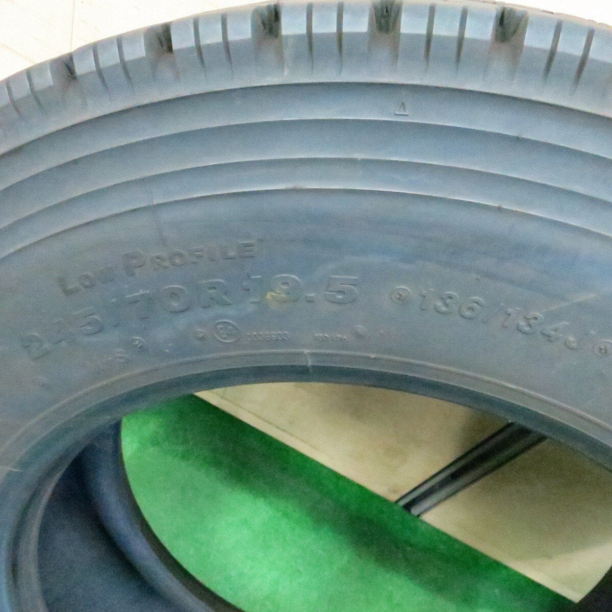 バリ溝！23年！9.5分★トラック タイヤ 245/70R19.5 136/134J スタッドレス ブリヂストン W999 19.5インチ★4050412ナス
