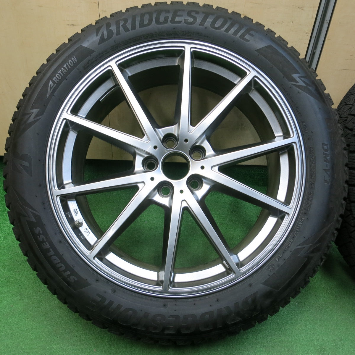 *送料無料* センサー付！バリ溝！22年！綺麗！9.5分★レクサス等 235/55R20 スタッドレス ブリヂストン ブリザック DM-V3 阿部商会 LF SPORT LF2 PCD114.3/5H★4041308イス