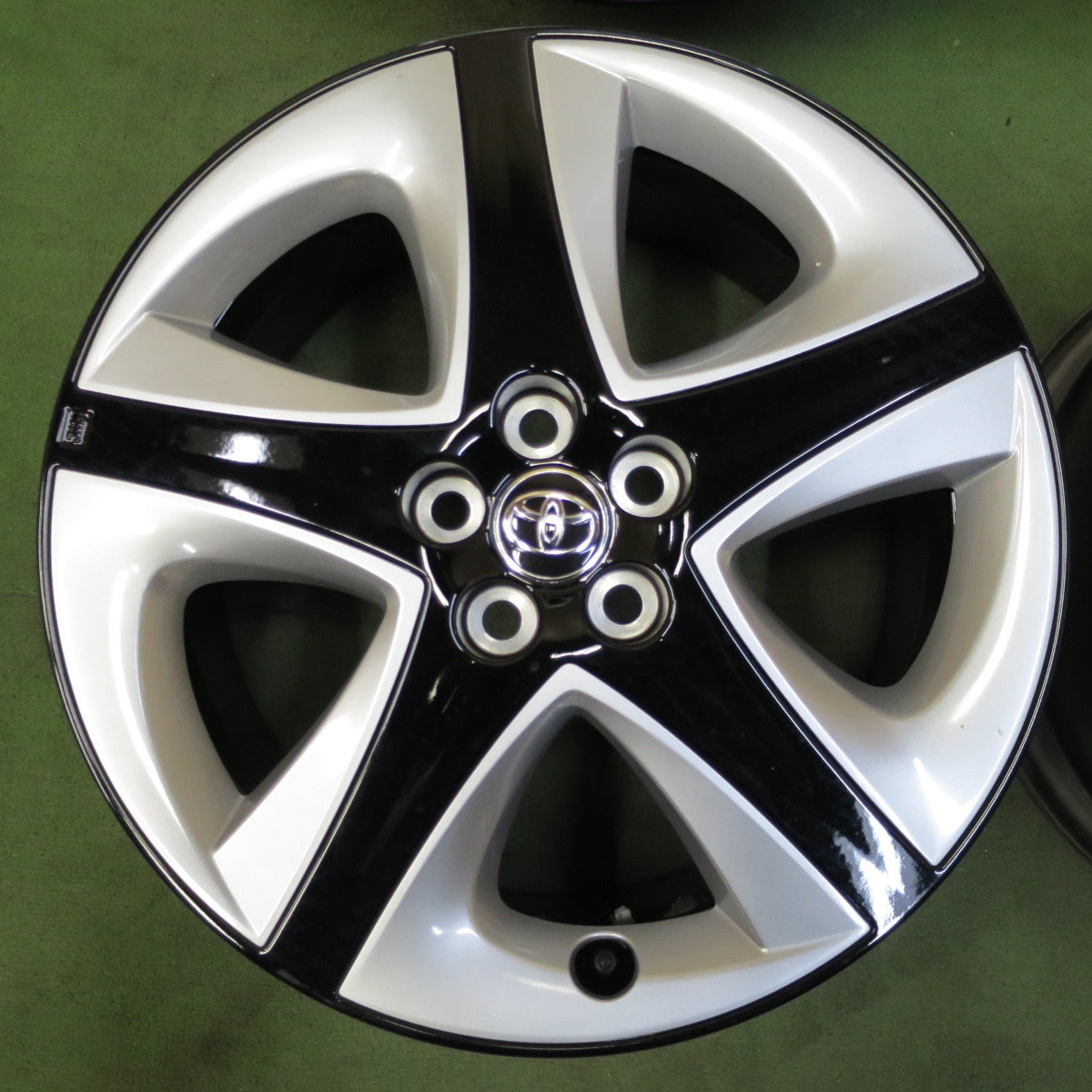 新車外し★トヨタ 50系 プリウス ツーリング 純正 ホイール 17インチ 17×7J PCD100/5H★6071102NGホ