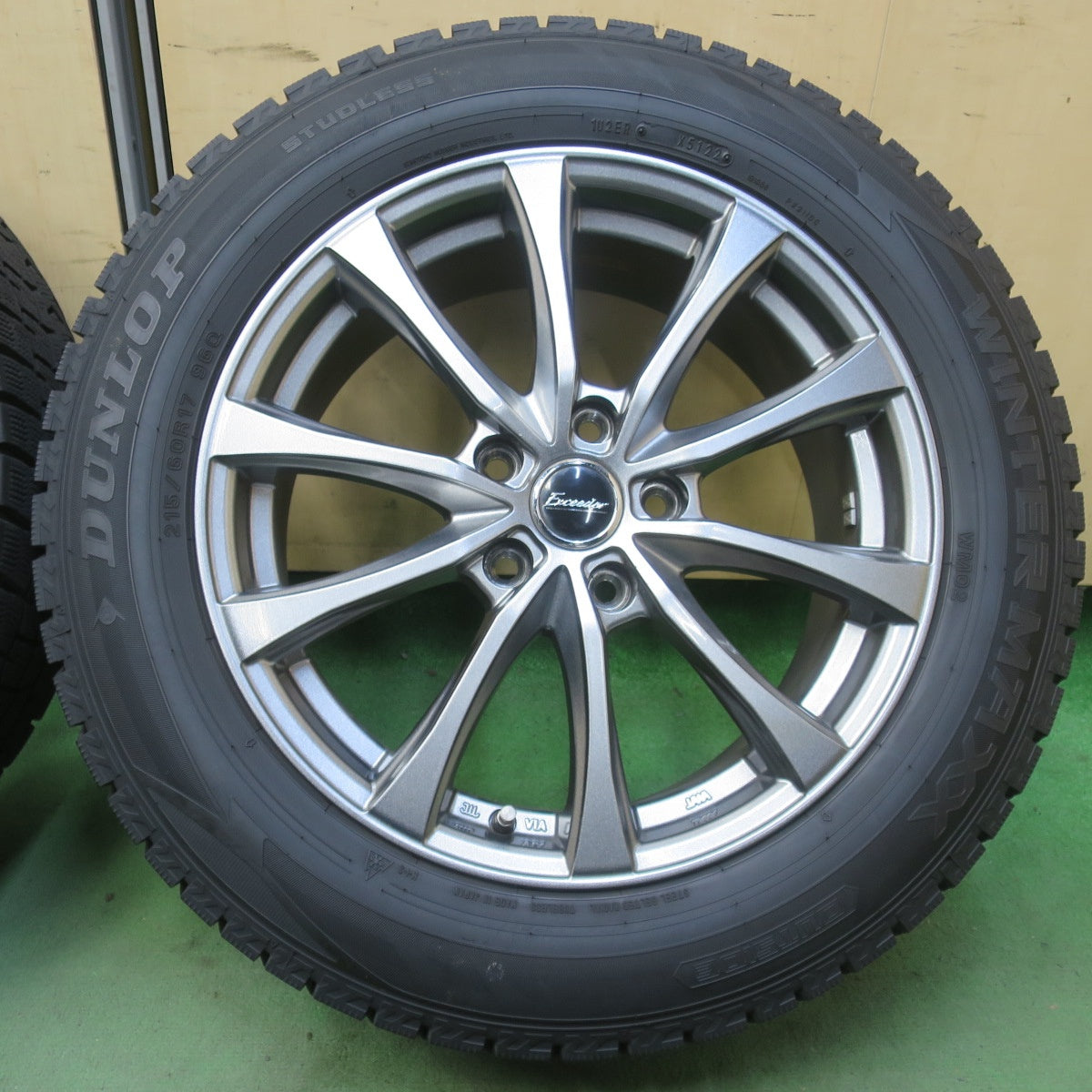 バリ溝！22年！キレイ！9.5分◎スタッドレス 215/60R17 ダンロップ ウインターマックス WM02 Exceeder エクシーダー 17インチ PCD114.3/5H◎6101201イス