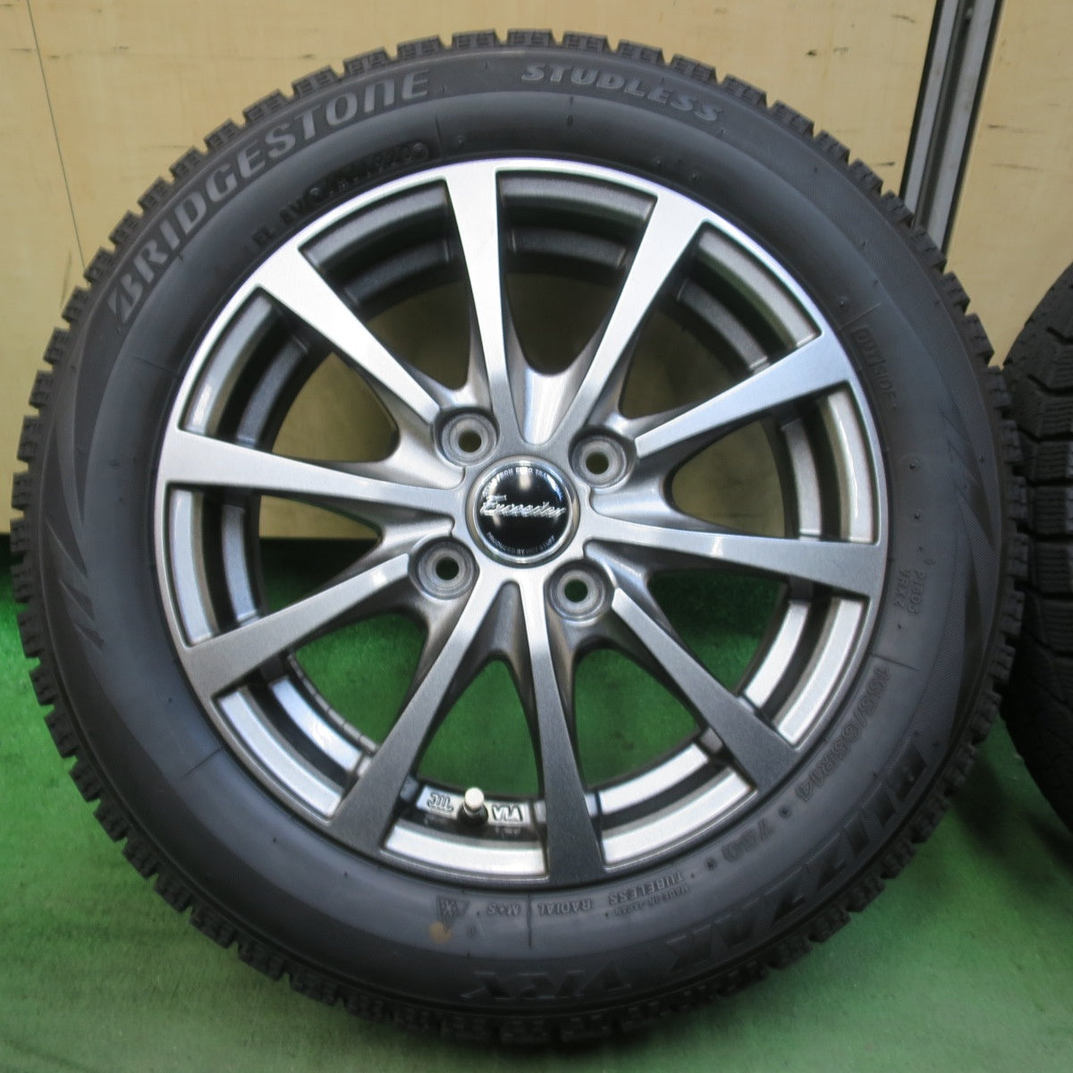 バリ溝！キレイ！8.5分★スタッドレス 155/65R14 ブリヂストン ブリザック VRX Exceeder エクシーダー 14インチ PCD100/4H★5111803イス