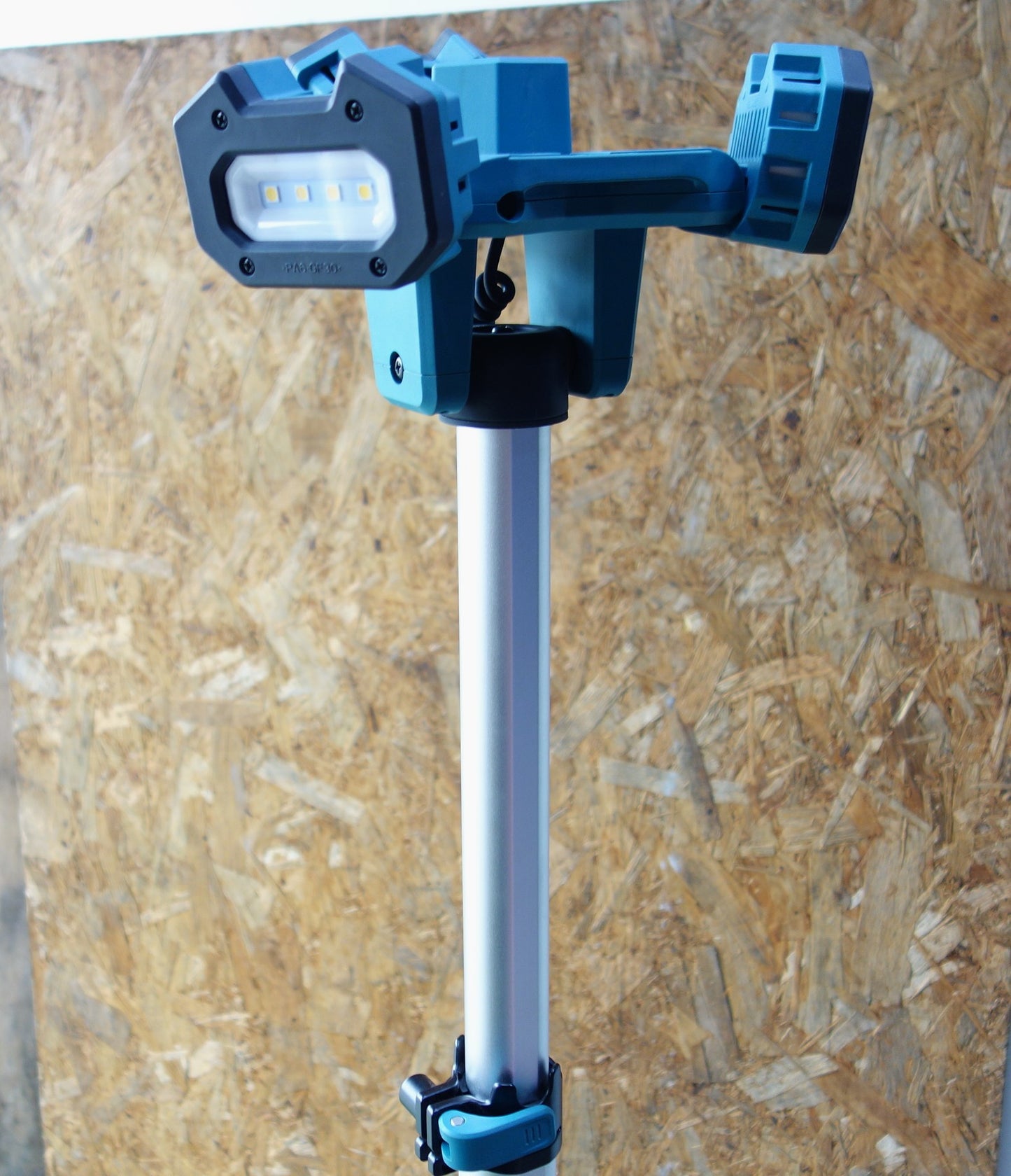[送料無料] キレイ◆makita マキタ 充電式タワーライト ML814 投光器 照明 専用ショルダーバッグ付 本体のみ◆