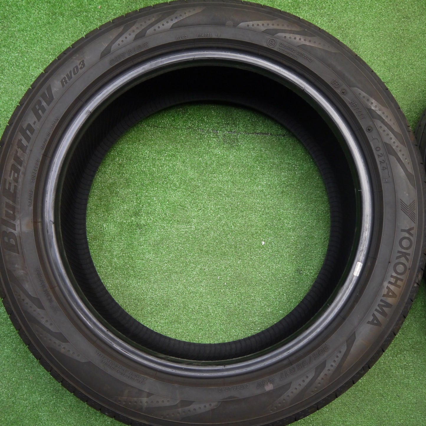 バリ溝！24年！9.5分★205/55R17 ヨコハマ BluEarth-RV RV03 ブルーアース タイヤ 17インチ ノア ヴォクシー ステップワゴン 等★5110501Hノタ