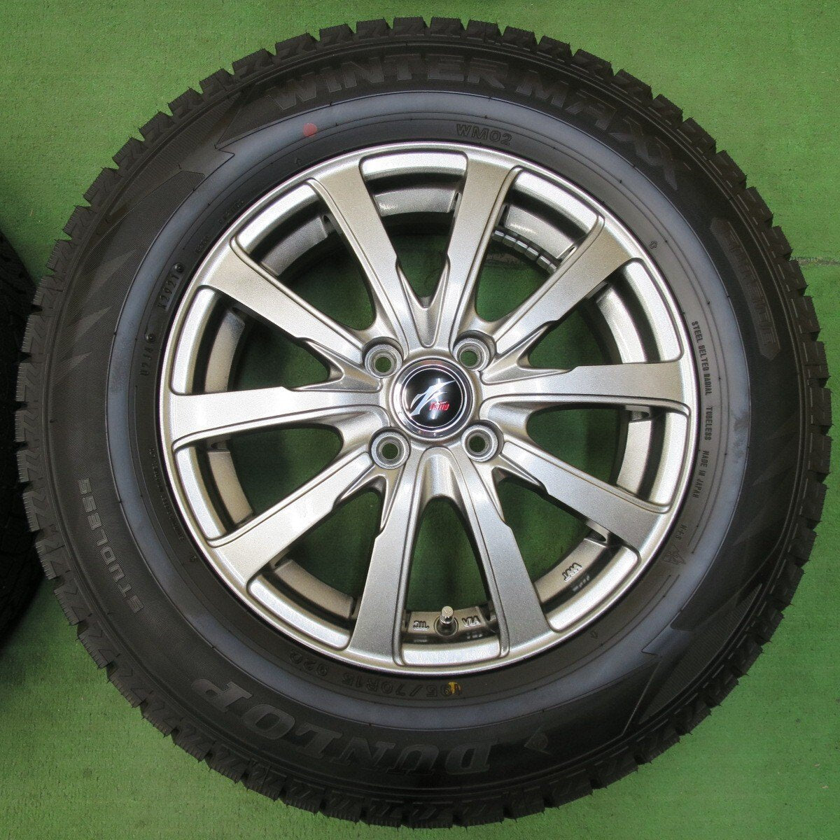 タイヤほぼ未使用！21年！キレイ★スタッドレス 195/70R15 ダンロップ ウインターマックス WM02 Fang ファング 15インチ PCD100/4H★5013109イス