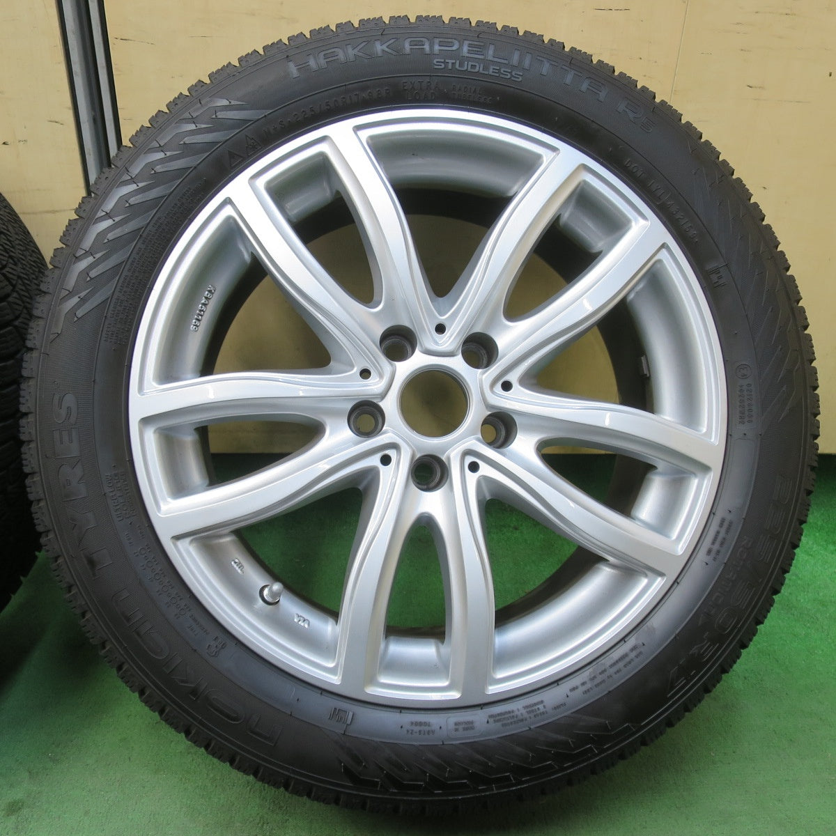 バリ溝！24年！キレイ！9.5分★BMW 等 MAK FAHR 225/50R17 スタッドレス ノキアン タイヤ ハッカペリッタ R5 ファー 17インチ PCD112/5H★6010607イス