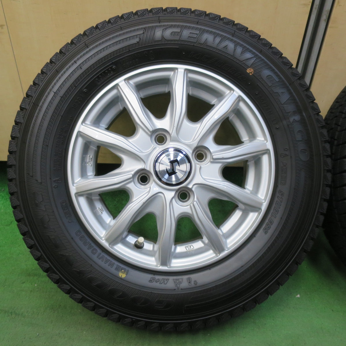 バリ溝！22年！キレイ！9.5分以上★スタッドレス 145/80R12 80/78N グッドイヤー アイスナビ カーゴ 社外 アルミ 12インチ PCD100/4H★5082301イス