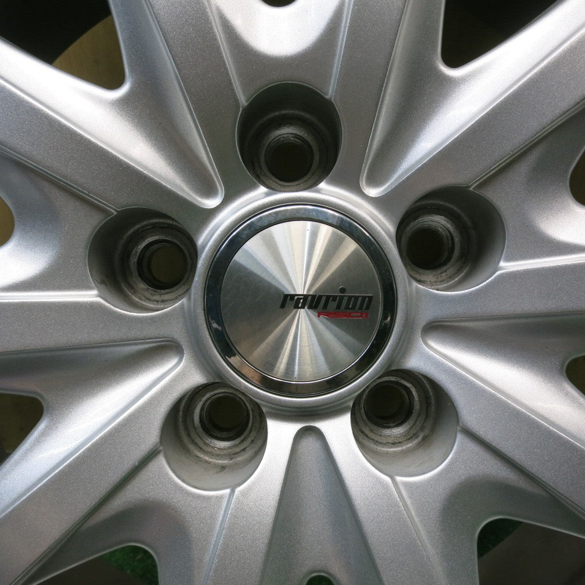 バリ溝！キレイ！9.5分◎ライズ ロッキー 等 195/65R16 スタッドレス グッドイヤー アイスナビ8 ravrion RS01 ラブリオン 16インチ PCD100/5H◎6092713HAス