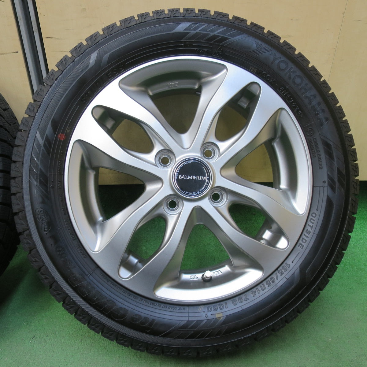 ほぼ未使用！24年！キレイ★スタッドレス 165/65R14 ヨコハマ アイスガード iG60 BALMINUM バルミナ 14インチ ソリオ ハスラー 等 PCD100/4H★5111204イス