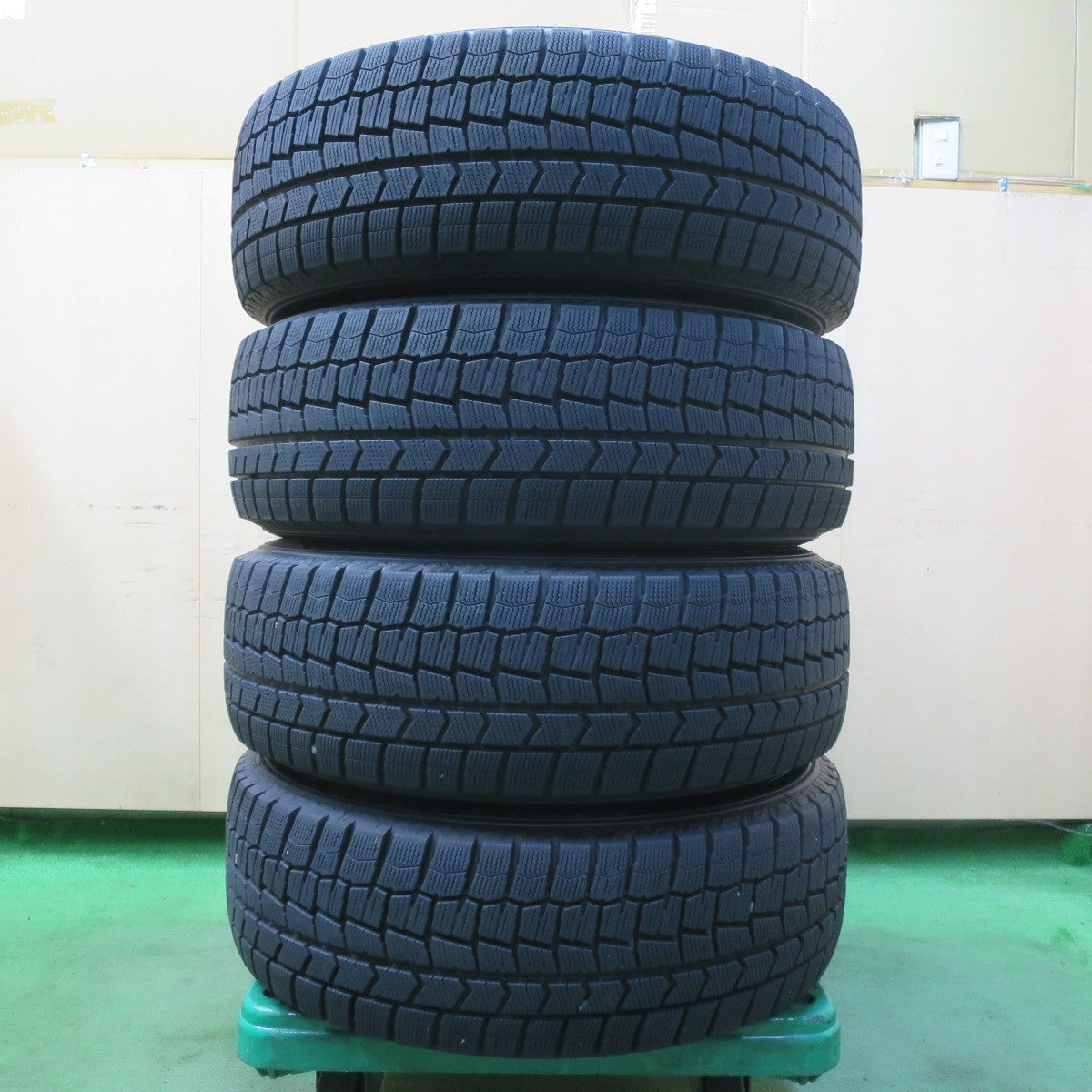 バリ溝！22年！キレイ！9.5分★スタッドレス 215/65R16 ダンロップ ウインターマックス WM02 WINNERS ウィナーズ 16インチ PCD114.3/5H★5071606イス