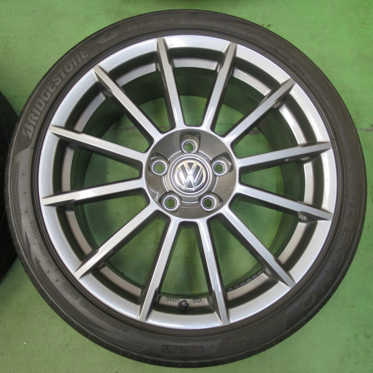 バリ溝！24年！キレイ！9.5分★ワーゲン ゴルフ7 純正 OP 225/40R18 ブリヂストン レグノ GR-X3 18インチ PCD112/5H★5101707イノ