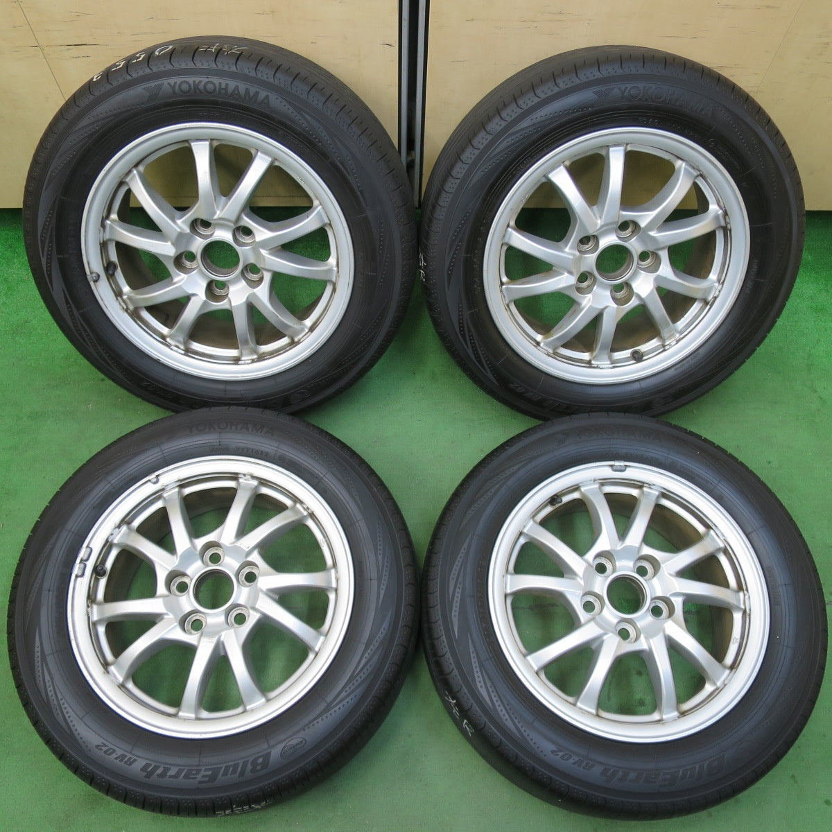 [送料無料] バリ溝！22年！9.5分★トヨタ プリウスα 純正 205/60R16 ヨコハマ ブルーアース RV-02 16インチ PCD114.3/5H★5022403イノ