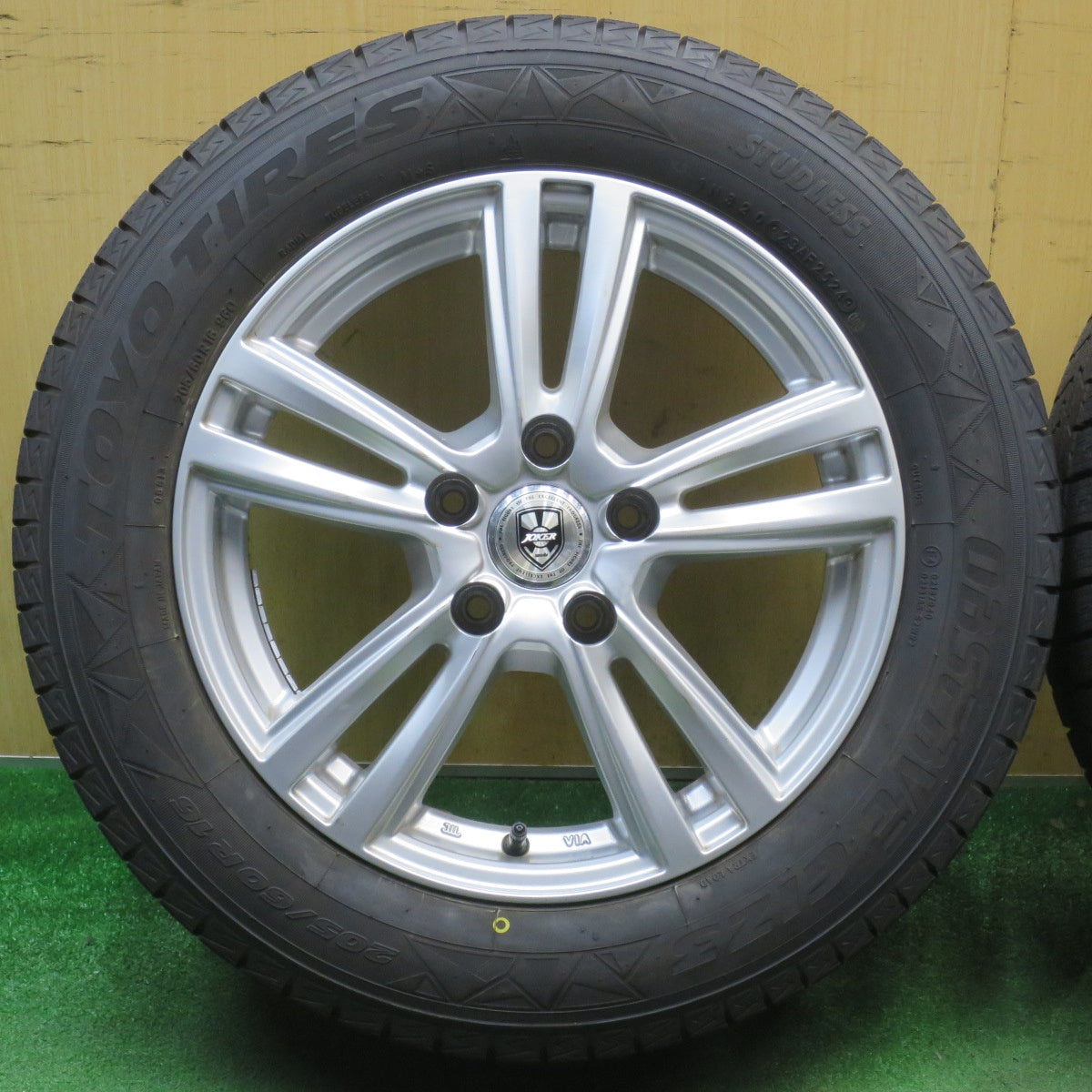 ほぼ未使用！24年！キレイ★スタッドレス 205/60R16 トーヨー オブザーブ GIZ3 JOKER ジョーカー 16インチ PCD114.3/5H★6032701NJス