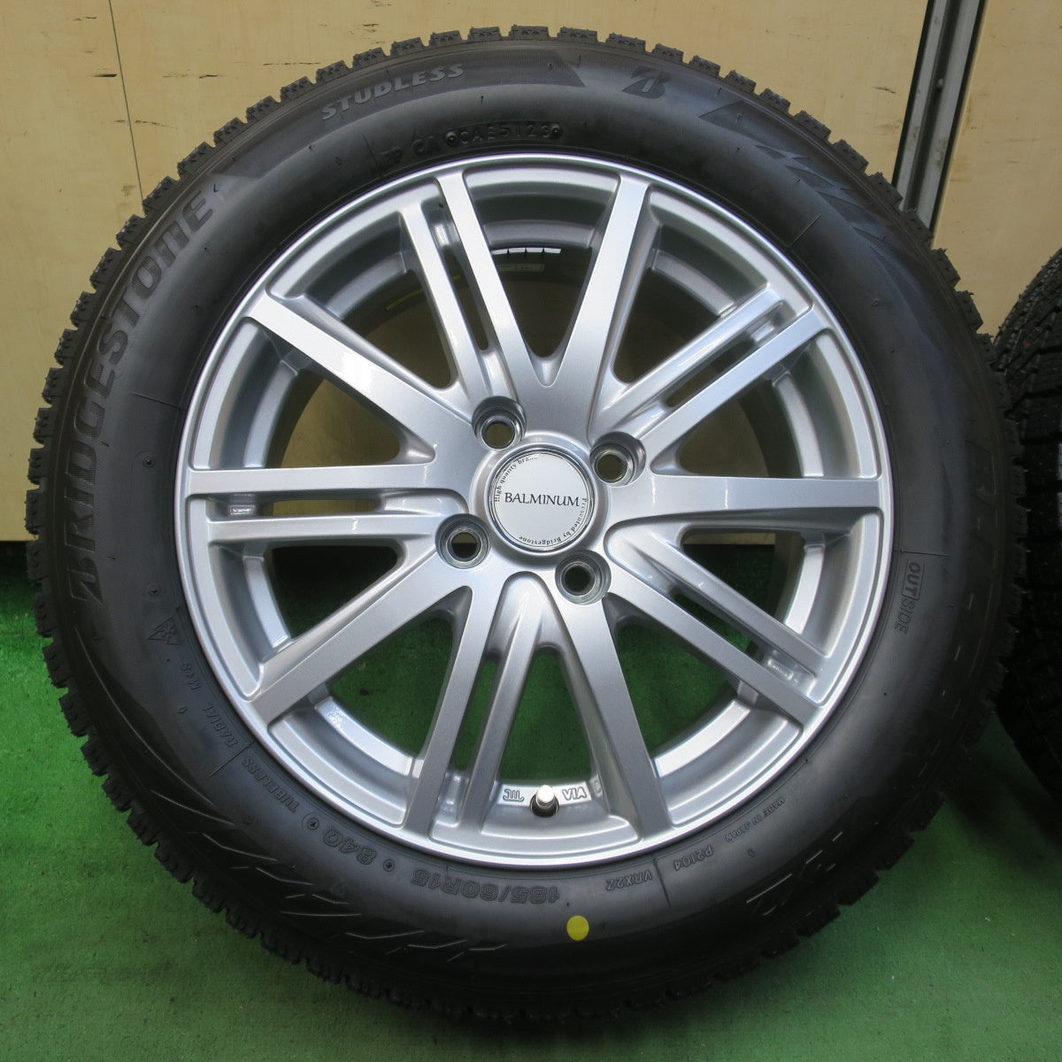 未使用！23年★スタッドレス 185/60R15 ブリヂストン ブリザック VRX2 BALMINUM バルミナ 15インチ PCD100/4H★5080803イス