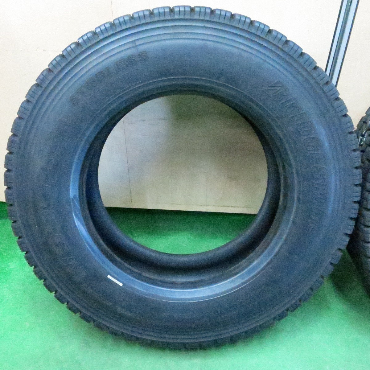 *送料無料* バリ溝！23年！9.5分★トラック タイヤ 245/70R19.5 136/134J スタッドレス ブリヂストン W999 19.5インチ★4050409ナス