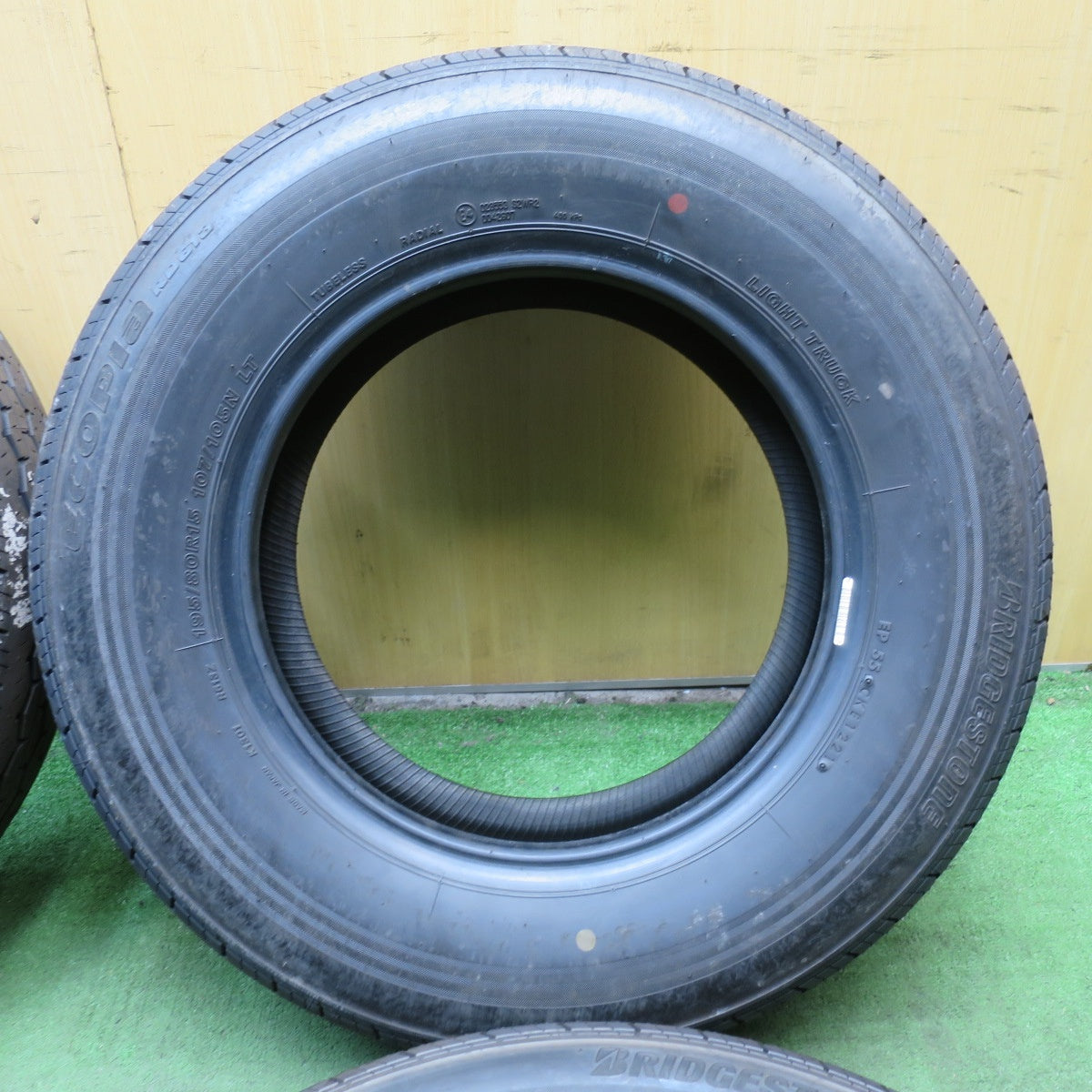 *送料無料* 新車外し！21年★195/80R15 107/105N ブリヂストン エコピア RD613 タイヤ 15インチ ハイエース キャラバン等★4073105KKノタ