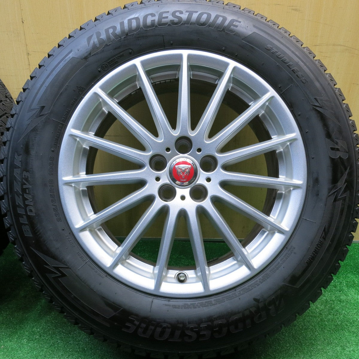 バリ溝！21年！キレイ！9.5分★ジャガー F-PACE 純正 235/65R18 スタッドレス ブリヂストン ブリザック DM-V3 18インチ Fペイス Fペース PCD108/5H★5110906HAス
