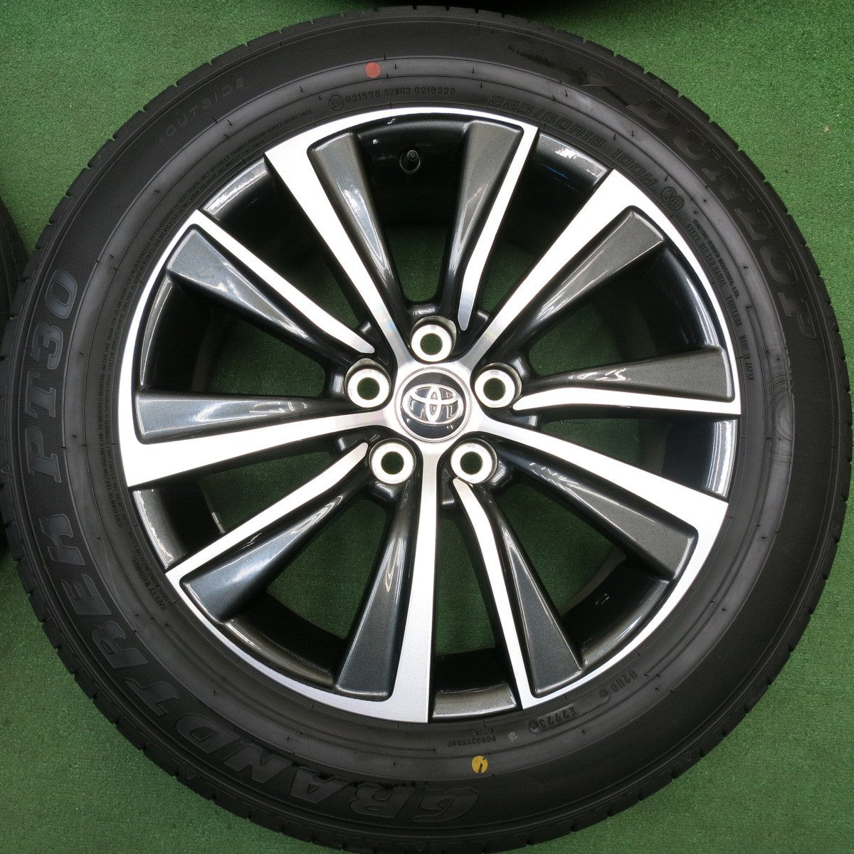 バリ溝！23年！キレイ！9.5分★トヨタ 80系 ハリアー Gグレード 純正 225/60R18 ダンロップ グラントレック PT30 18インチ PCD114.3/5H★6011702HAノ
