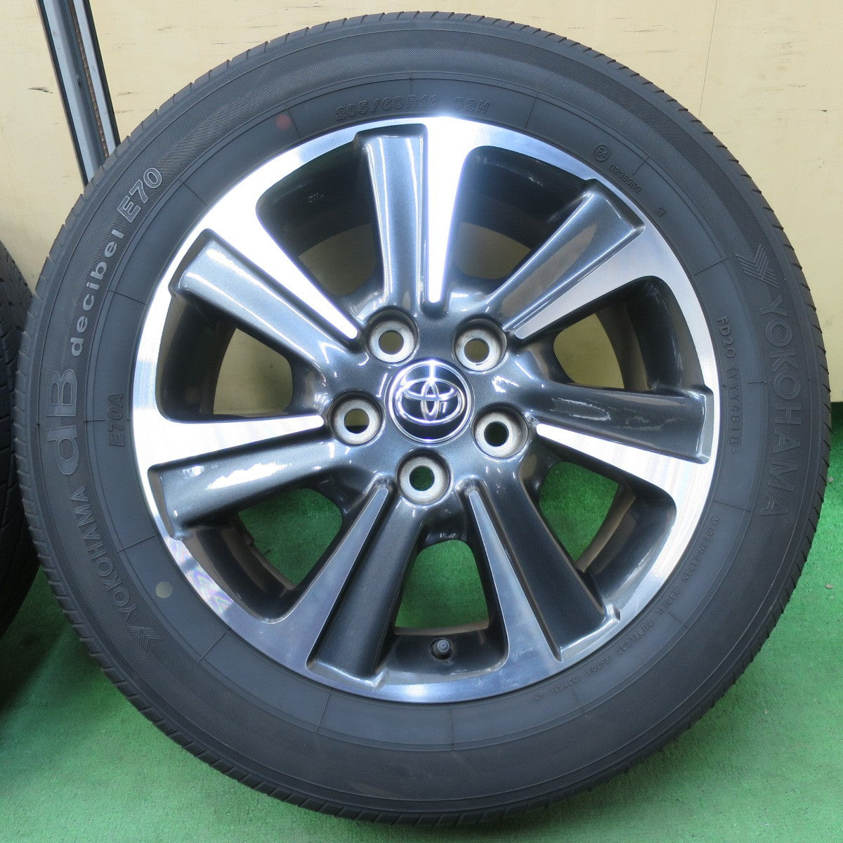[送料無料] キレイ★トヨタ 80系 ヴォクシー ノア 純正 205/60R16 ヨコハマ dB デシベル E70 E70A 16インチ PCD114.3/5H★5031807イノ