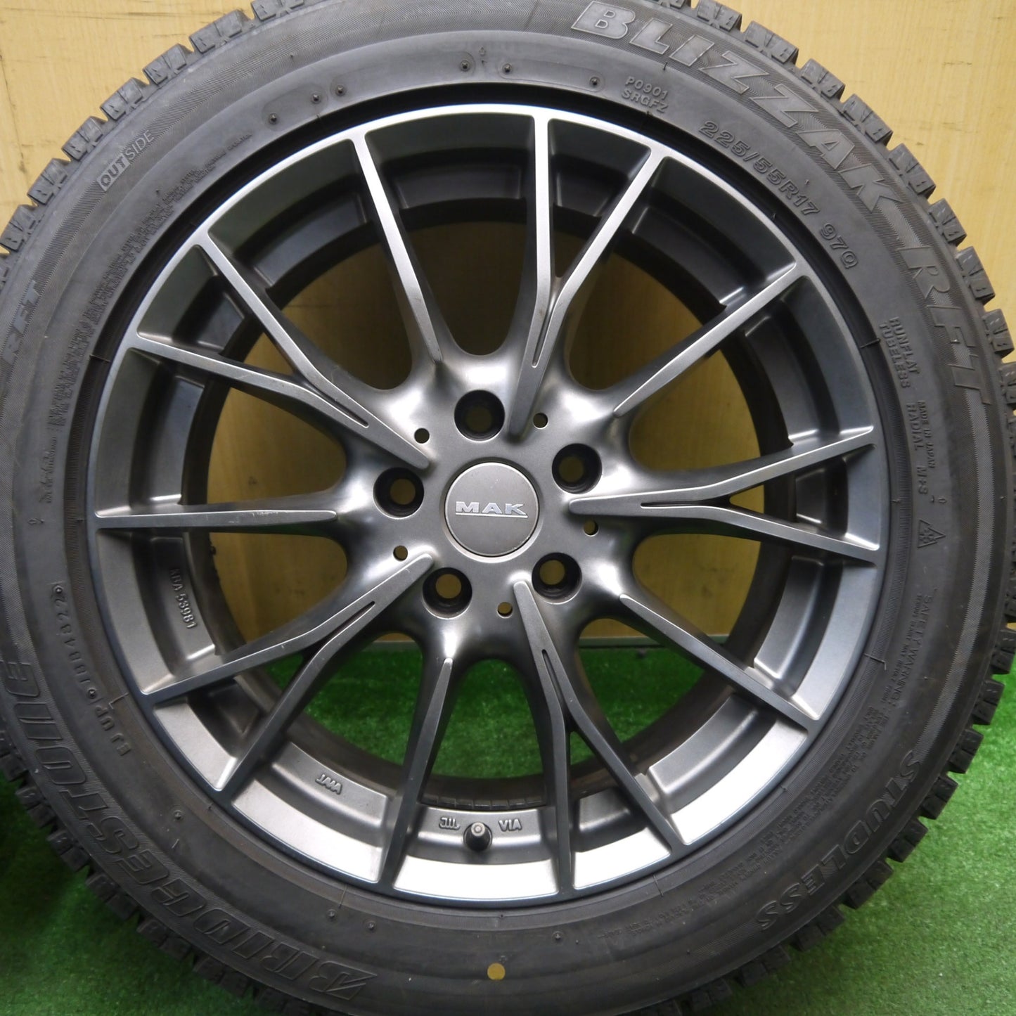 バリ溝！22年！ほぼ10分★BMW 等 MAK FABRIK 225/55R17 スタッドレス ブリヂストン ブリザック RFT 17インチ ファブリック PCD112/5H★6021708Hス