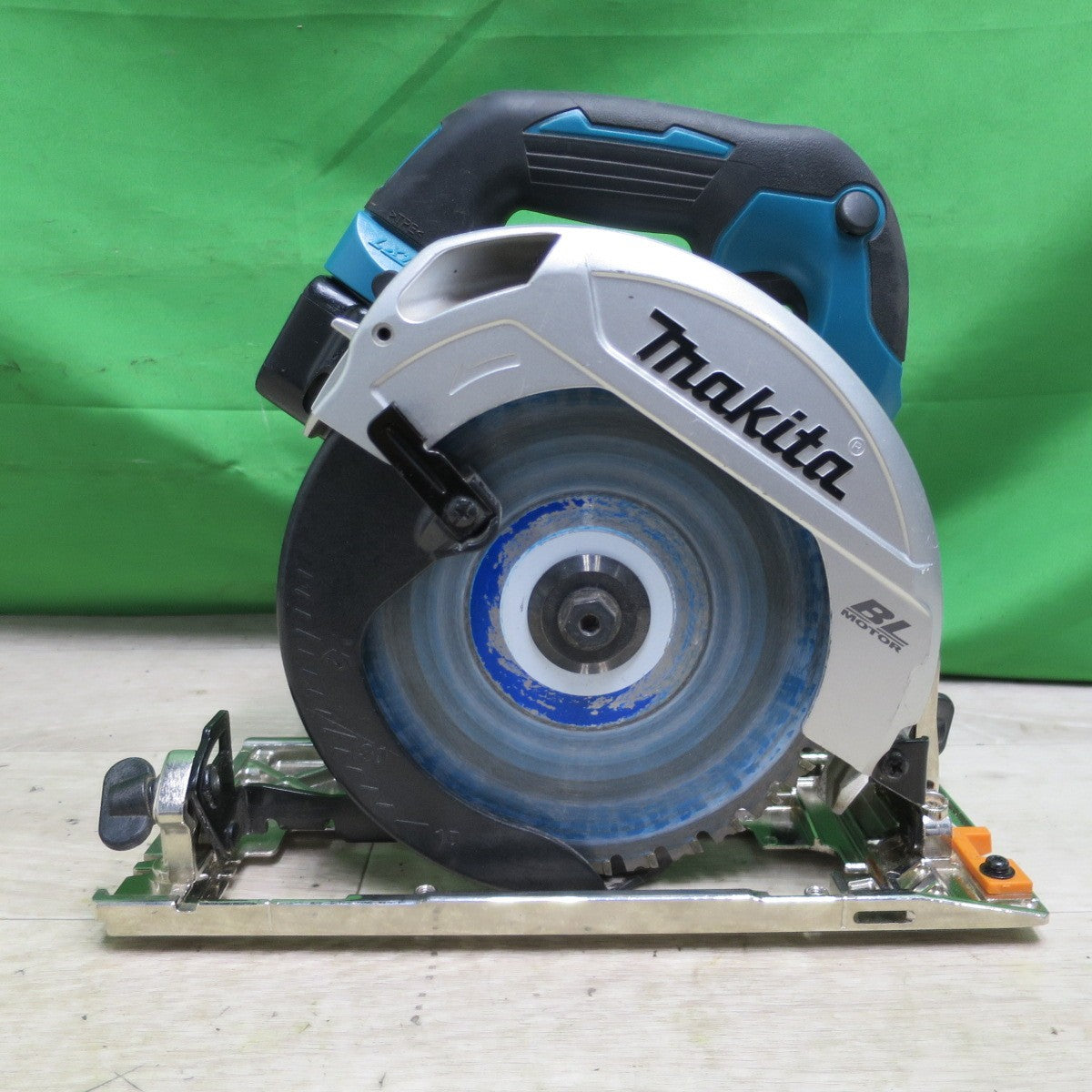 [送料無料] キレイ☆マキタ 165mm 充電式 マルノコ 18V HS610D バッテリー付き 丸鋸 丸のこ 丸ノコ 切断機 電動 工具☆