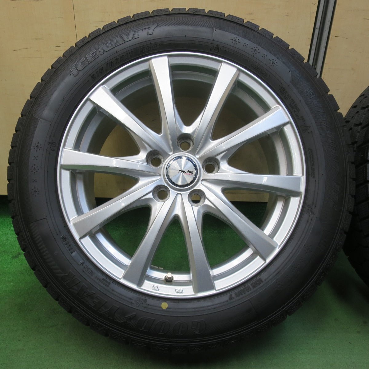 バリ溝！21年！キレイ！9.5分★スタッドレス 215/60R17 グッドイヤー アイスナビ7 ravrion RS01 ラブリオン 17インチ PCD114.3/5H★5120209イス